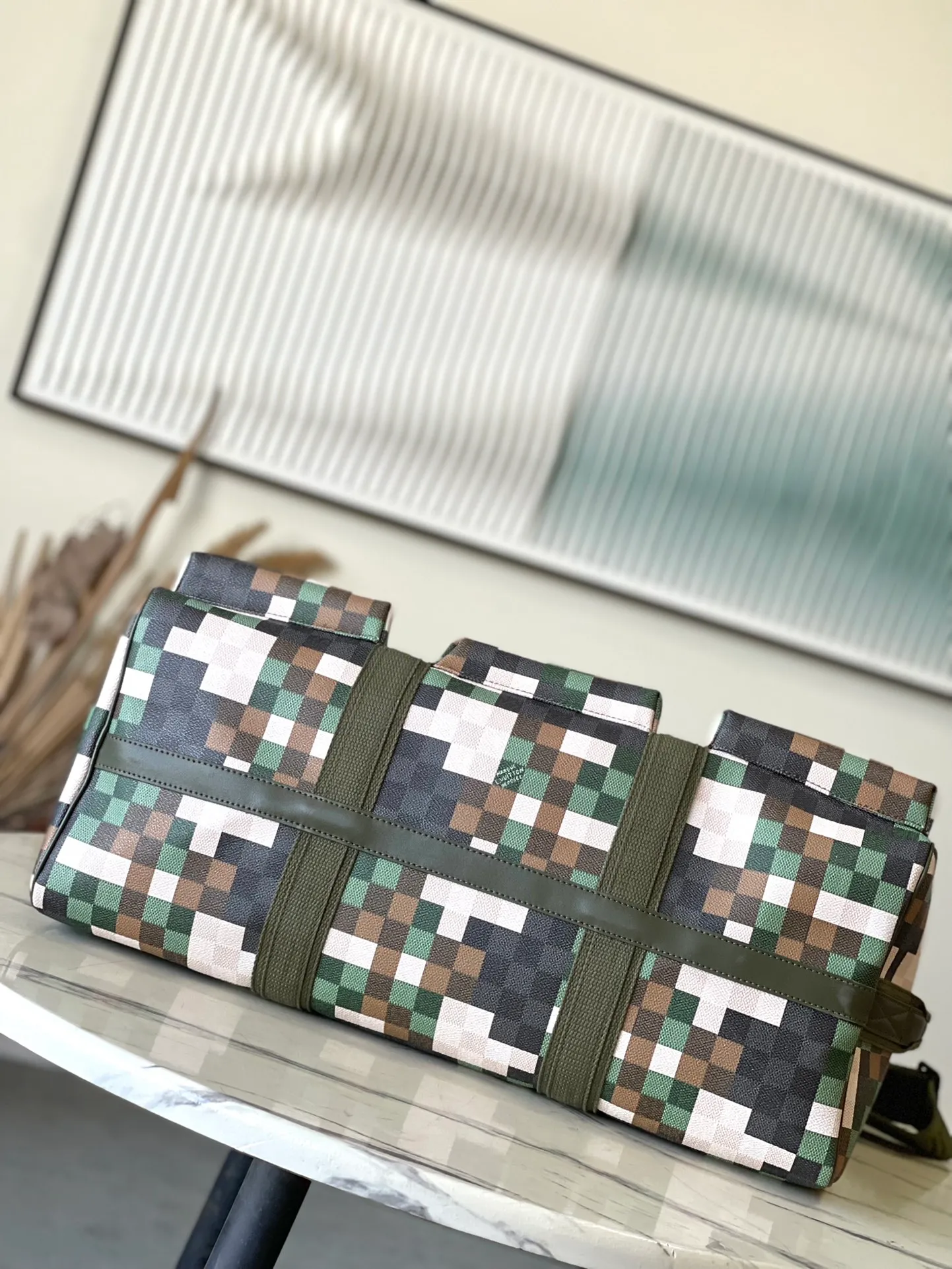 💰1740 Top Original Order M24454 This LVTrail Keepall 55 travel bag is made of Damoflage canvas, showing the pixelated camouflage-style Damier pattern penned by creative director Pharrell Wiliams. The new outer pocket is functional and features a top handle and a removable and adjustable shoulder strap. Dimensions: 55 × 29 × 23 am