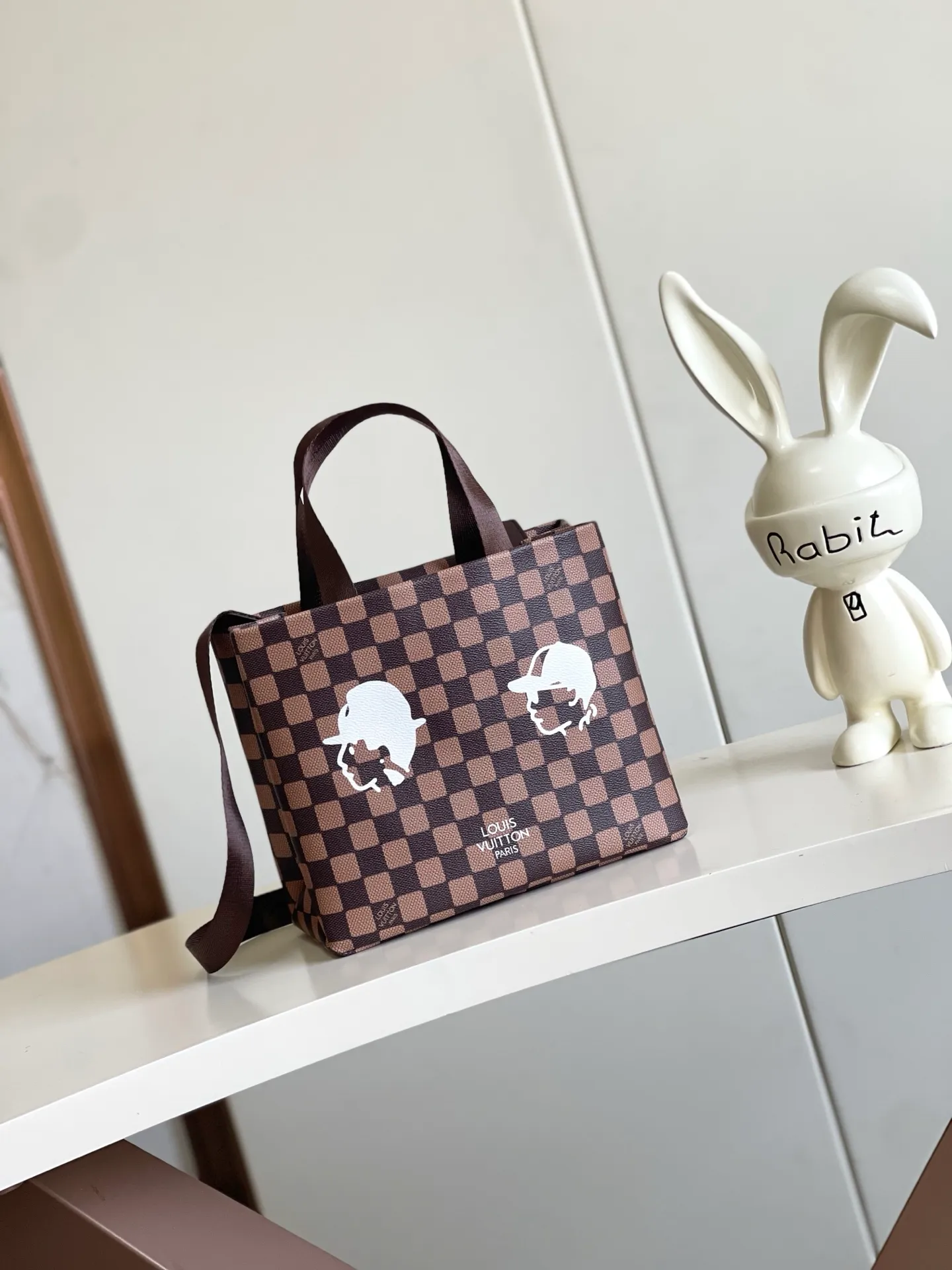💰980 Top Original Order M15237 Brown M15239 Pink M15238 Military Green N40810 Brown PHARREL and NIGO collection's joint series Top Original Order This Shopper medium handbag draws inspiration from Louis Vuitton shopping bags, with the words Louis Vuitton and Maison Fondée En 1854 written on soft cow leather, with a top handle and a detachable shoulder strap. 25x19x11 • Cow leather • Cow leather trim • Textile lining • Metal hardware • Musketon closure • Main compartment • Zip pocket • Double patch pockets • Handles: Double handle