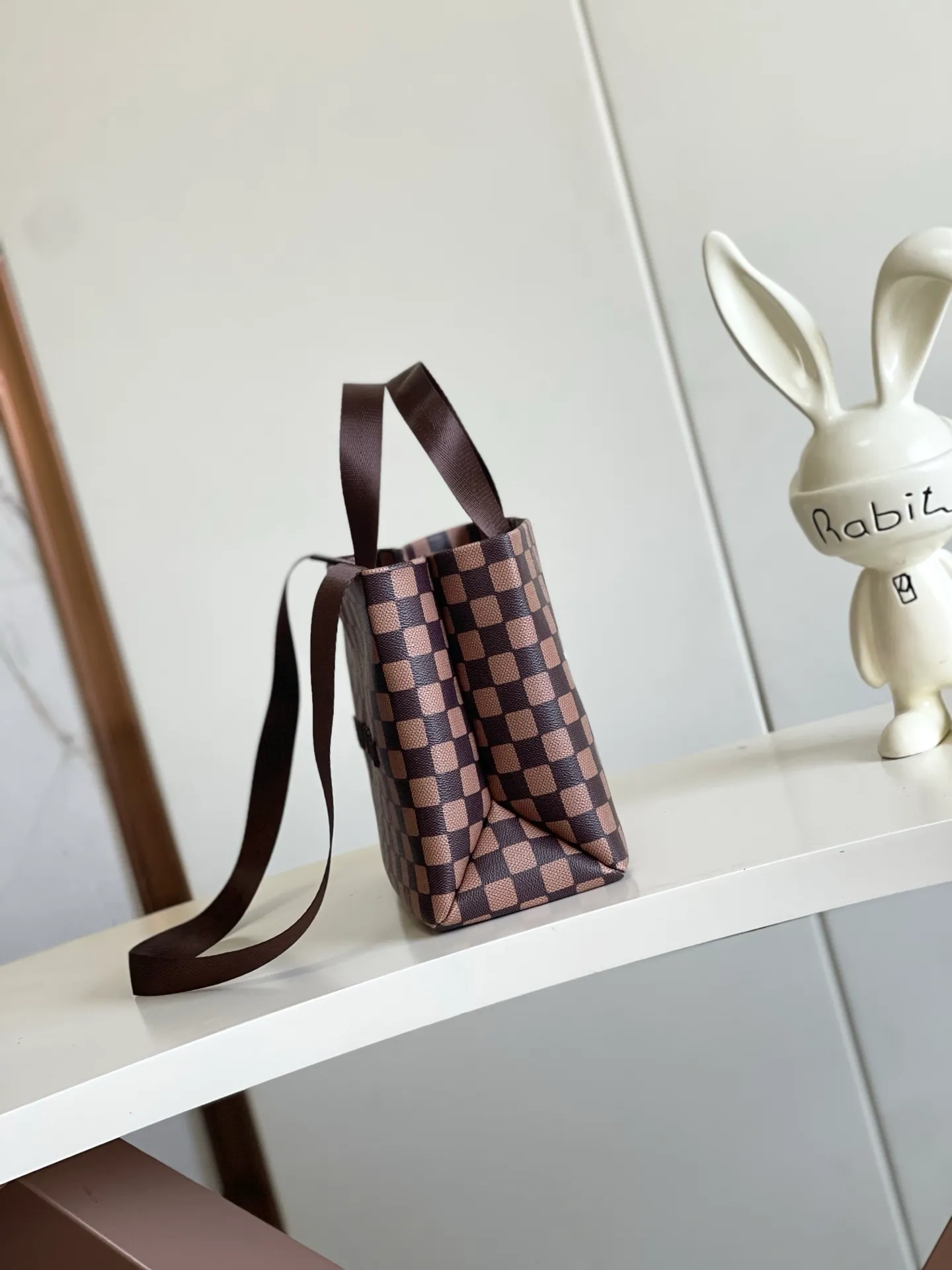 💰980 Top Original Order M15237 Brown M15239 Pink M15238 Military Green N40810 Brown PHARREL and NIGO collection's joint series Top Original Order This Shopper medium handbag draws inspiration from Louis Vuitton shopping bags, with the words Louis Vuitton and Maison Fondée En 1854 written on soft cow leather, with a top handle and a detachable shoulder strap. 25x19x11 • Cow leather • Cow leather trim • Textile lining • Metal hardware • Musketon closure • Main compartment • Zip pocket • Double patch pockets • Handles: Double handle