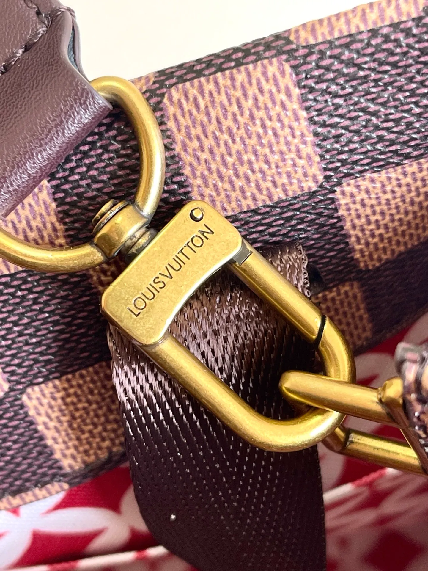 💰980 Top Original Order M15237 Brown M15239 Pink M15238 Military Green N40810 Brown PHARREL and NIGO collection's joint series Top Original Order This Shopper medium handbag draws inspiration from Louis Vuitton shopping bags, with the words Louis Vuitton and Maison Fondée En 1854 written on soft cow leather, with a top handle and a detachable shoulder strap. 25x19x11 • Cow leather • Cow leather trim • Textile lining • Metal hardware • Musketon closure • Main compartment • Zip pocket • Double patch pockets • Handles: Double handle
