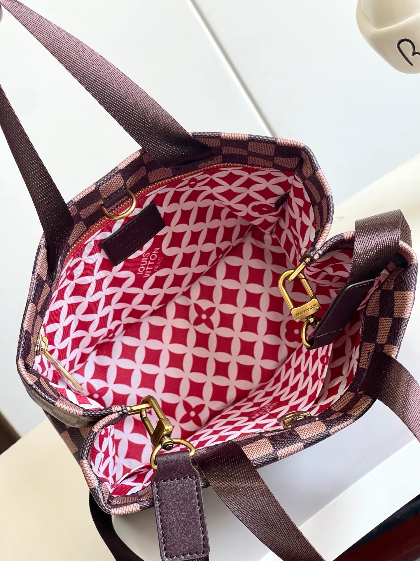 💰980 Top Original Order M15237 Brown M15239 Pink M15238 Military Green N40810 Brown PHARREL and NIGO collection's joint series Top Original Order This Shopper medium handbag draws inspiration from Louis Vuitton shopping bags, with the words Louis Vuitton and Maison Fondée En 1854 written on soft cow leather, with a top handle and a detachable shoulder strap. 25x19x11 • Cow leather • Cow leather trim • Textile lining • Metal hardware • Musketon closure • Main compartment • Zip pocket • Double patch pockets • Handles: Double handle