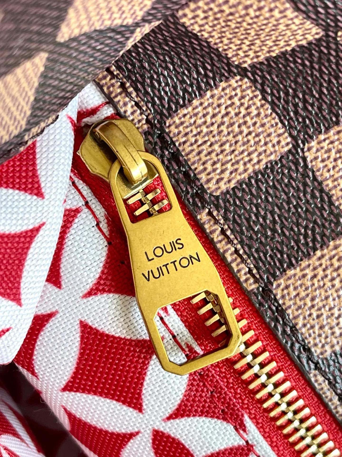 💰980 Top Original Order M15237 Brown M15239 Pink M15238 Military Green N40810 Brown PHARREL and NIGO collection's joint series Top Original Order This Shopper medium handbag draws inspiration from Louis Vuitton shopping bags, with the words Louis Vuitton and Maison Fondée En 1854 written on soft cow leather, with a top handle and a detachable shoulder strap. 25x19x11 • Cow leather • Cow leather trim • Textile lining • Metal hardware • Musketon closure • Main compartment • Zip pocket • Double patch pockets • Handles: Double handle