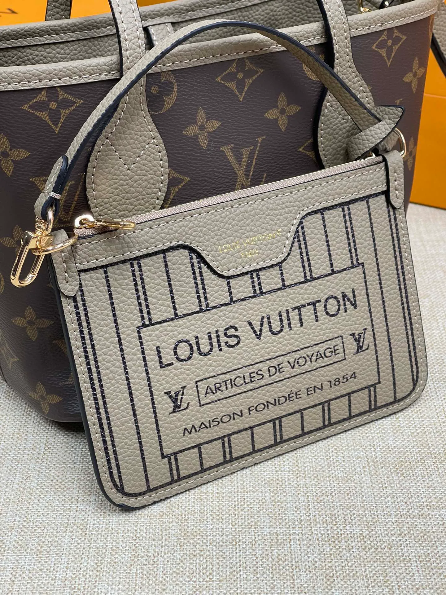 [Upgraded version] P480¥🌞New model at the counter·new double-sided shopping bag·upgraded version·high quality·with gift box🎁packaging. Model M12109. The Neverfull Bandoulière Inside Out BB bag is a reversible version of the classic design this season, with signature Monogram canvas and grained leather decorating the front and back. The removable zipper bag can be used alone or hung externally. The detachable shoulder strap makes it easy to wear cross-body, and the dazzling metal hardware adds a sophisticated detail. Size 24*14*9