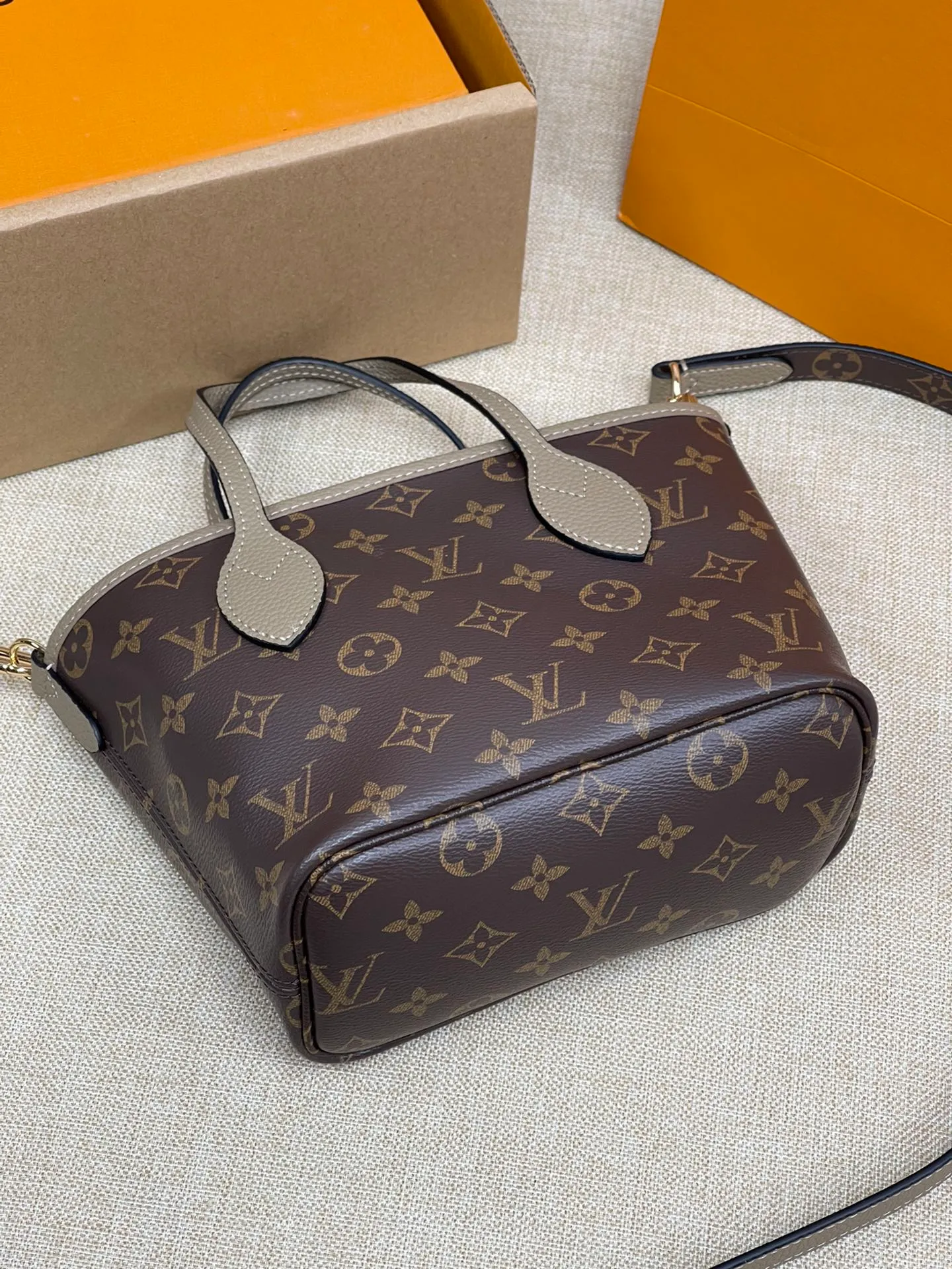[Upgraded version] P480¥🌞New model at the counter·new double-sided shopping bag·upgraded version·high quality·with gift box🎁packaging. Model M12109. The Neverfull Bandoulière Inside Out BB bag is a reversible version of the classic design this season, with signature Monogram canvas and grained leather decorating the front and back. The removable zipper bag can be used alone or hung externally. The detachable shoulder strap makes it easy to wear cross-body, and the dazzling metal hardware adds a sophisticated detail. Size 24*14*9
