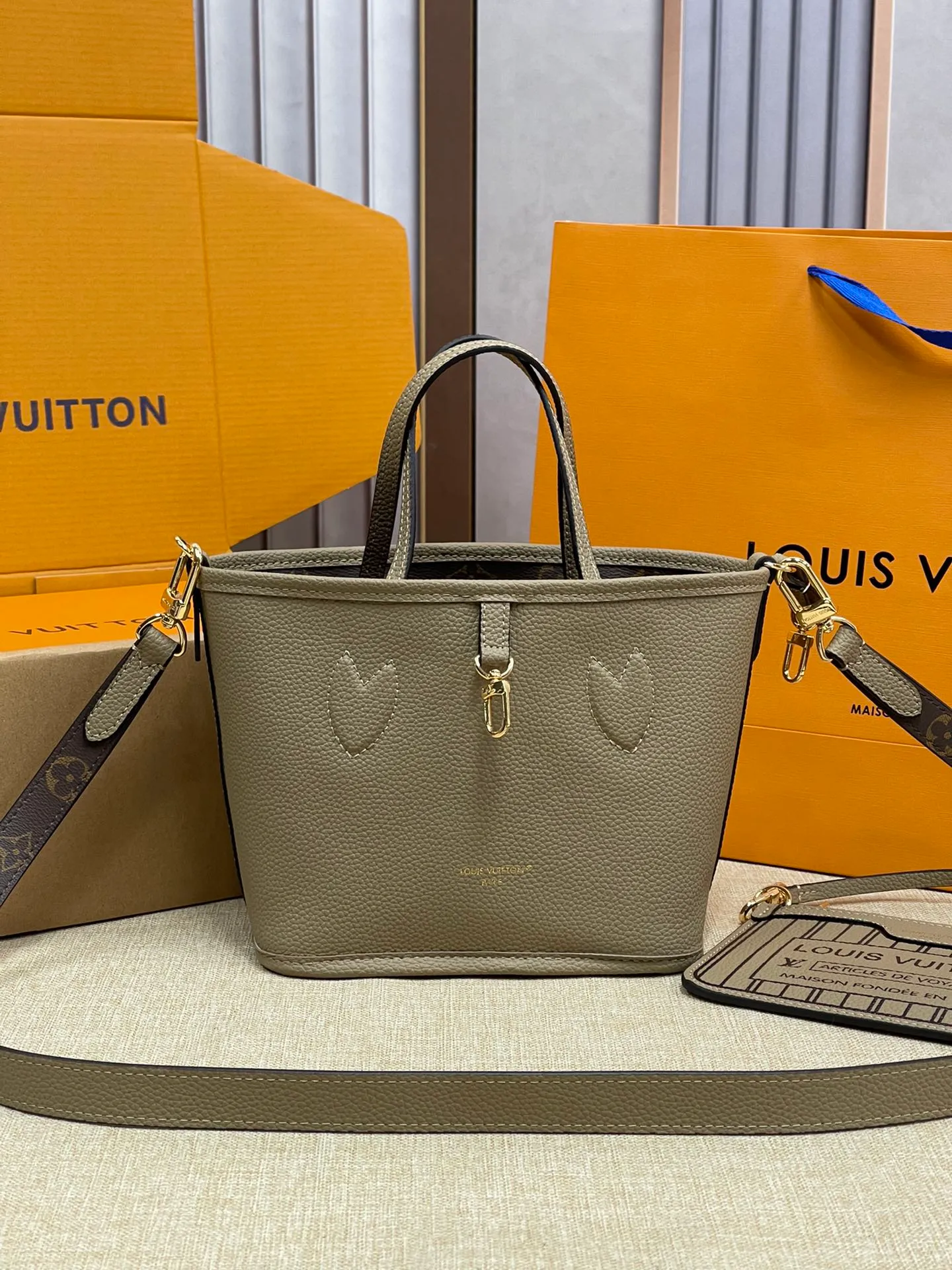 [Upgraded version] P480¥🌞New model at the counter·new double-sided shopping bag·upgraded version·high quality·with gift box🎁packaging. Model M12109. The Neverfull Bandoulière Inside Out BB bag is a reversible version of the classic design this season, with signature Monogram canvas and grained leather decorating the front and back. The removable zipper bag can be used alone or hung externally. The detachable shoulder strap makes it easy to wear cross-body, and the dazzling metal hardware adds a sophisticated detail. Size 24*14*9