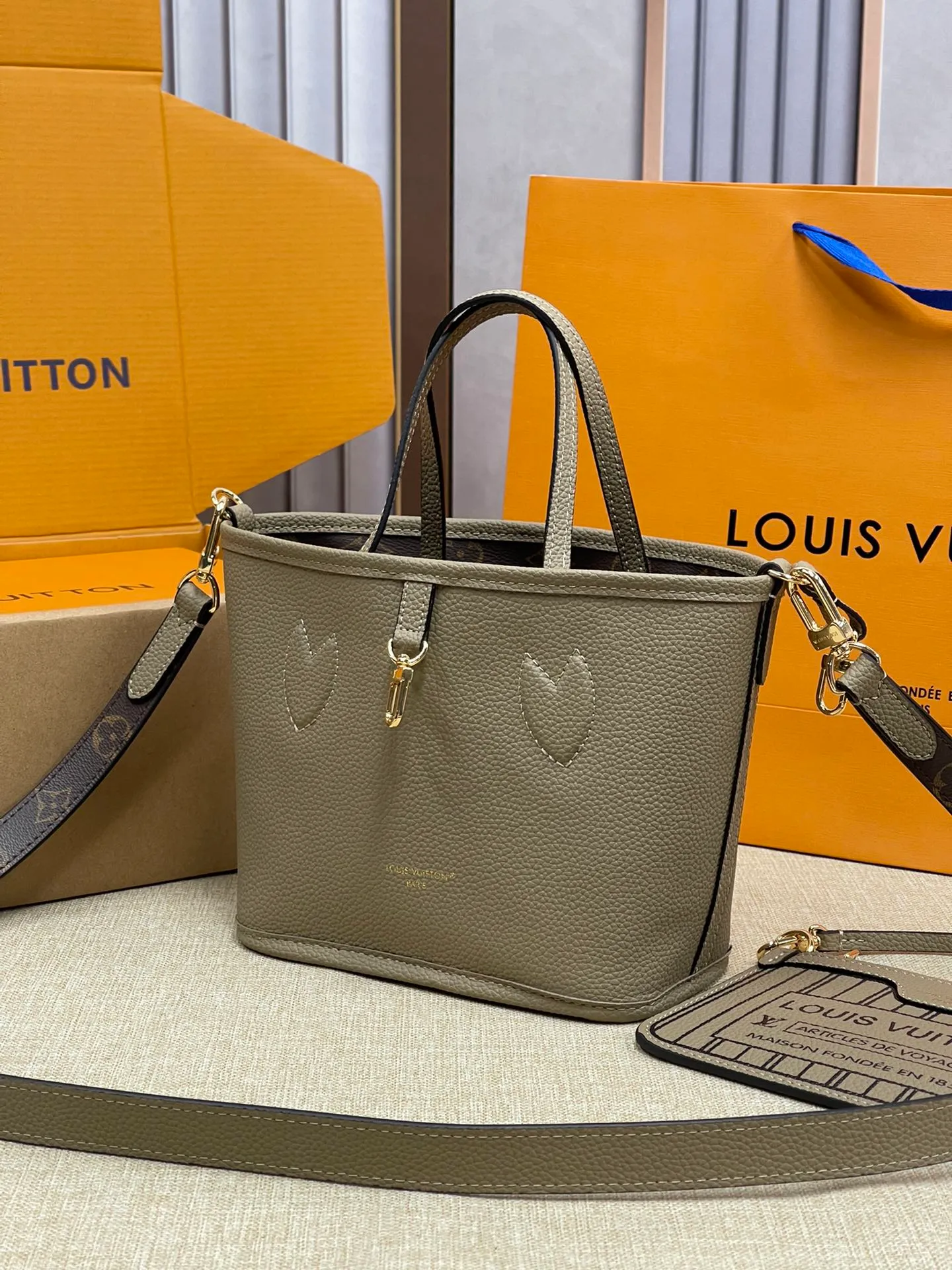 [Upgraded version] P480¥🌞New model at the counter·new double-sided shopping bag·upgraded version·high quality·with gift box🎁packaging. Model M12109. The Neverfull Bandoulière Inside Out BB bag is a reversible version of the classic design this season, with signature Monogram canvas and grained leather decorating the front and back. The removable zipper bag can be used alone or hung externally. The detachable shoulder strap makes it easy to wear cross-body, and the dazzling metal hardware adds a sophisticated detail. Size 24*14*9