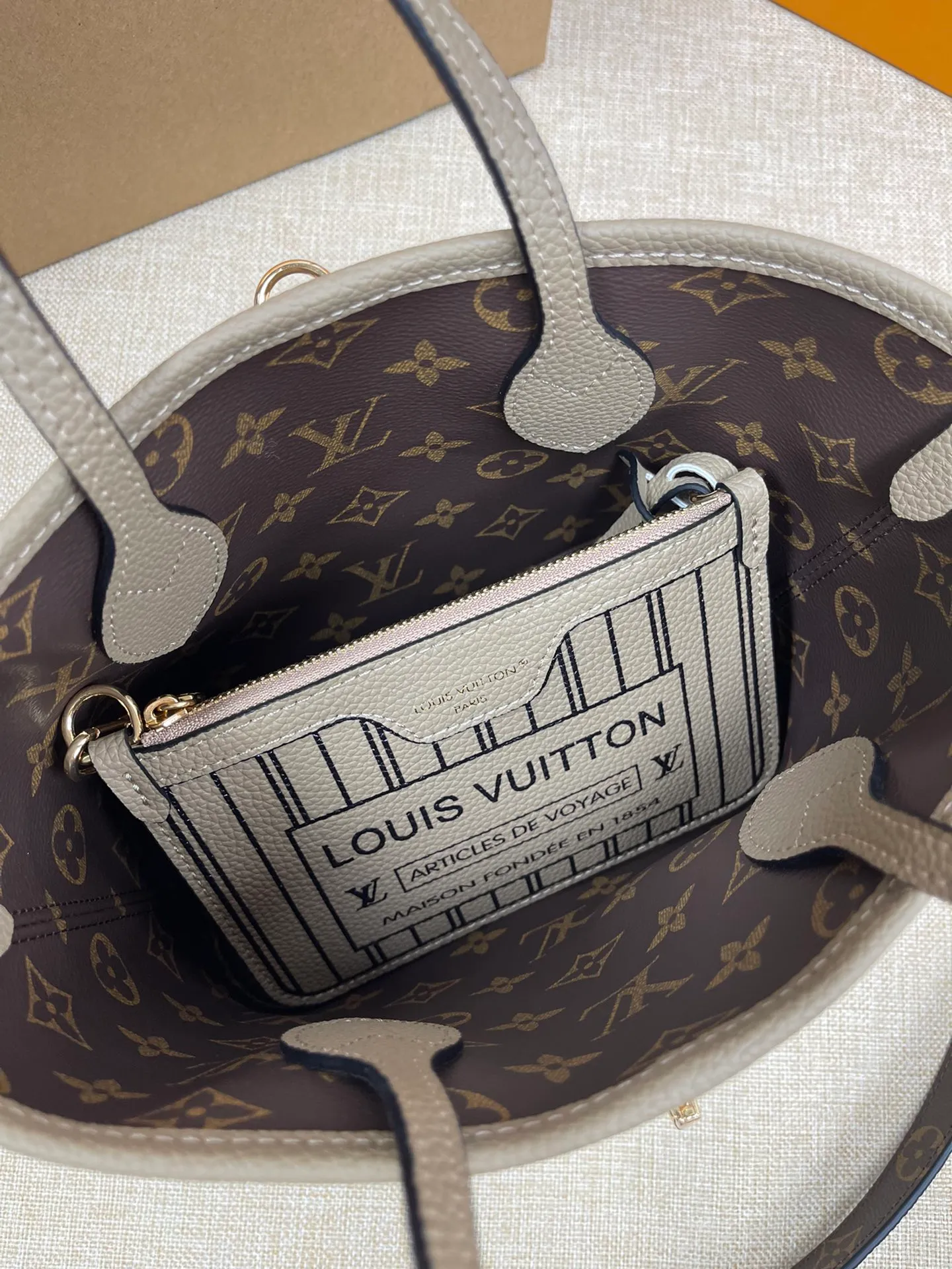 [Upgraded version] P480¥🌞New model at the counter·new double-sided shopping bag·upgraded version·high quality·with gift box🎁packaging. Model M12109. The Neverfull Bandoulière Inside Out BB bag is a reversible version of the classic design this season, with signature Monogram canvas and grained leather decorating the front and back. The removable zipper bag can be used alone or hung externally. The detachable shoulder strap makes it easy to wear cross-body, and the dazzling metal hardware adds a sophisticated detail. Size 24*14*9