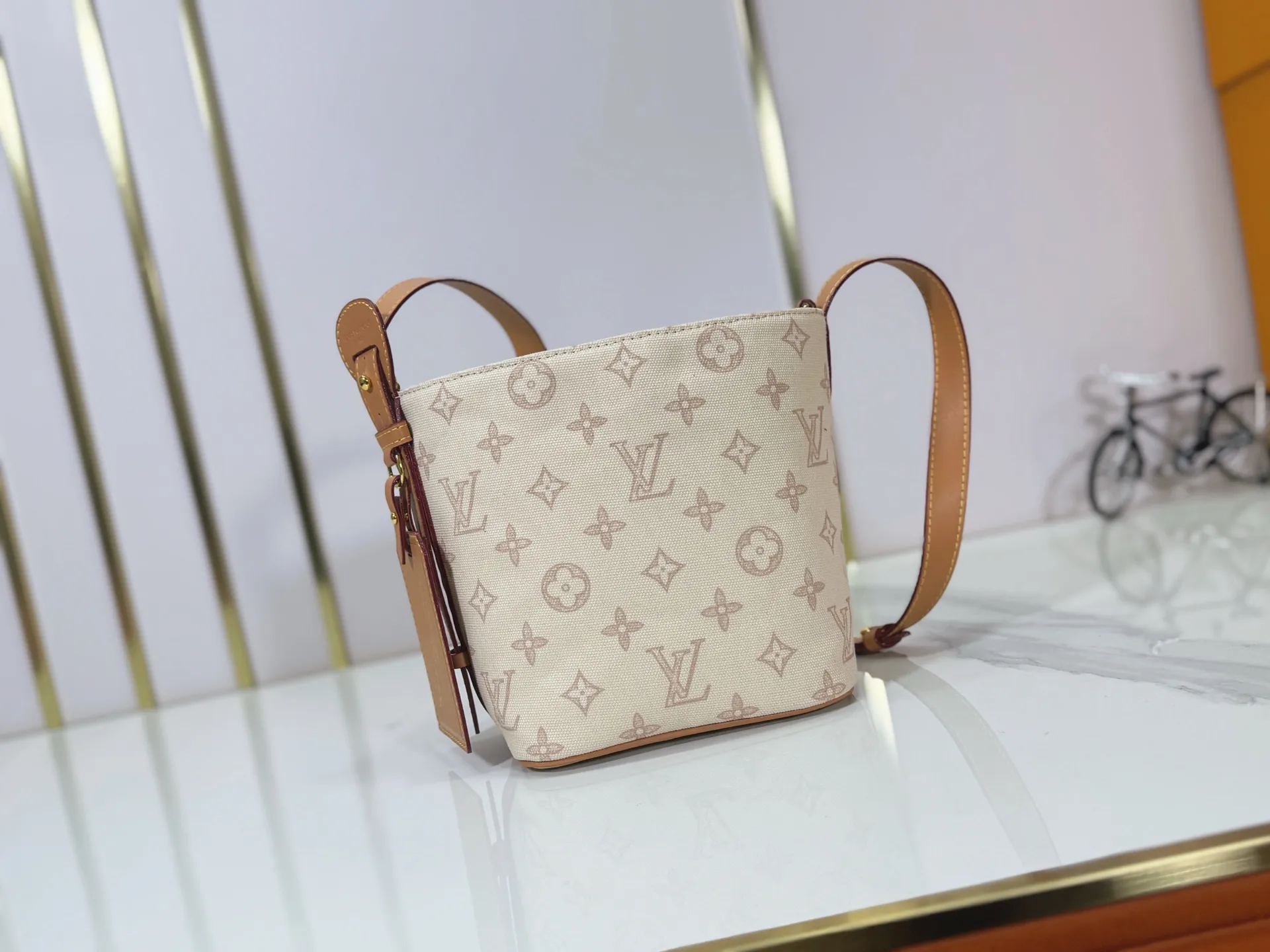 P220 upgraded original M27529 M12925 M12926 M13480 M13044 M14356 M13045 M13089 This All In BB handbag is made of Monogram canvas with shiny metal parts, and the iconic pendant and nameplate highlight the classic style. The adjustable shoulder strap continues the brand's trunk-making heritage, and the leather shoulder strap adds cross-body and shoulder carry options. The foldable design enables the silhouette to be retracted and retracted freely, providing ample space for daily use. 16.0 x 18.0 x 12.0 cm (length x height x width)