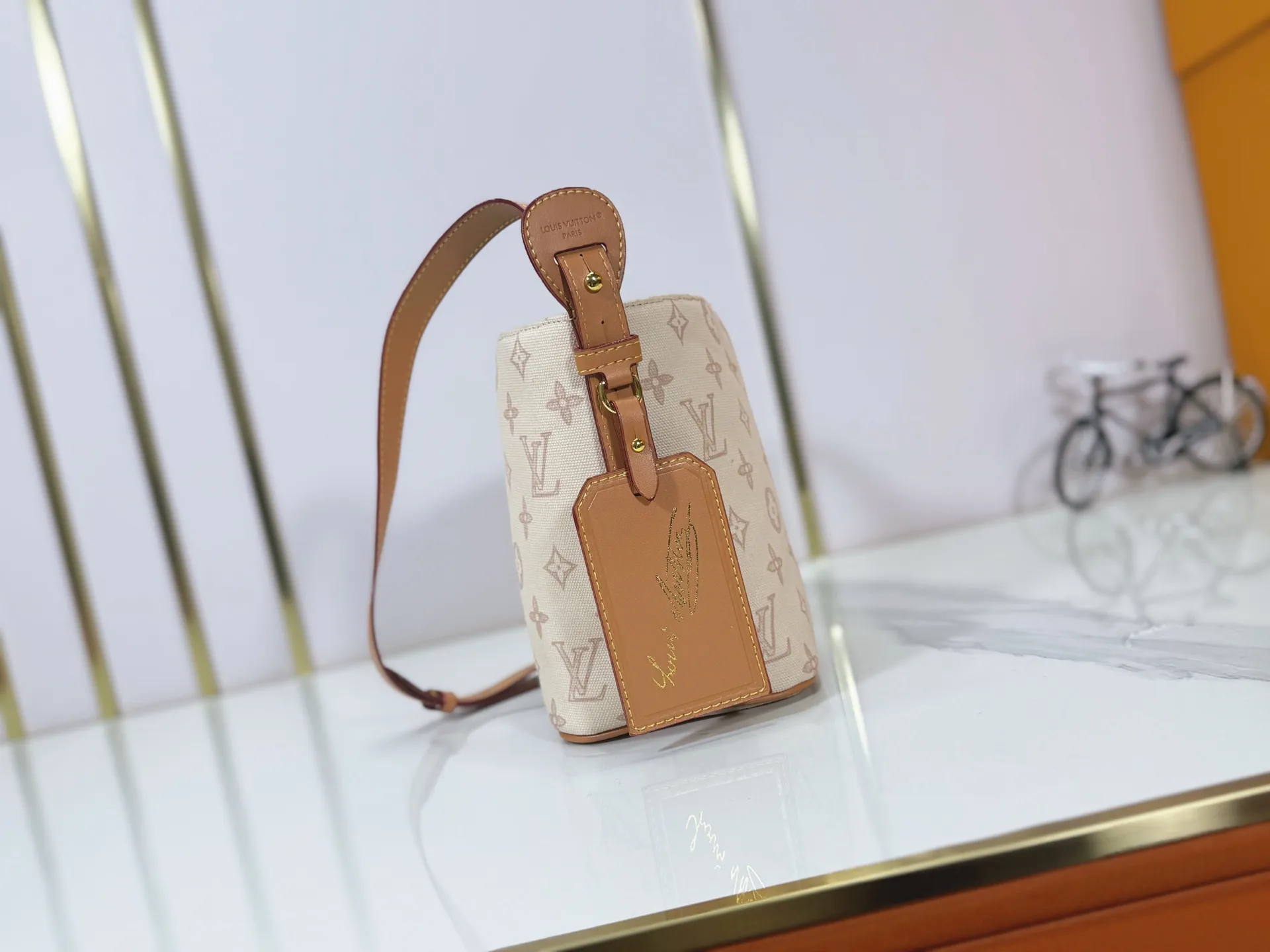 P220 upgraded original M27529 M12925 M12926 M13480 M13044 M14356 M13045 M13089 This All In BB handbag is made of Monogram canvas with shiny metal parts, and the iconic pendant and nameplate highlight the classic style. The adjustable shoulder strap continues the brand's trunk-making heritage, and the leather shoulder strap adds cross-body and shoulder carry options. The foldable design enables the silhouette to be retracted and retracted freely, providing ample space for daily use. 16.0 x 18.0 x 12.0 cm (length x height x width)