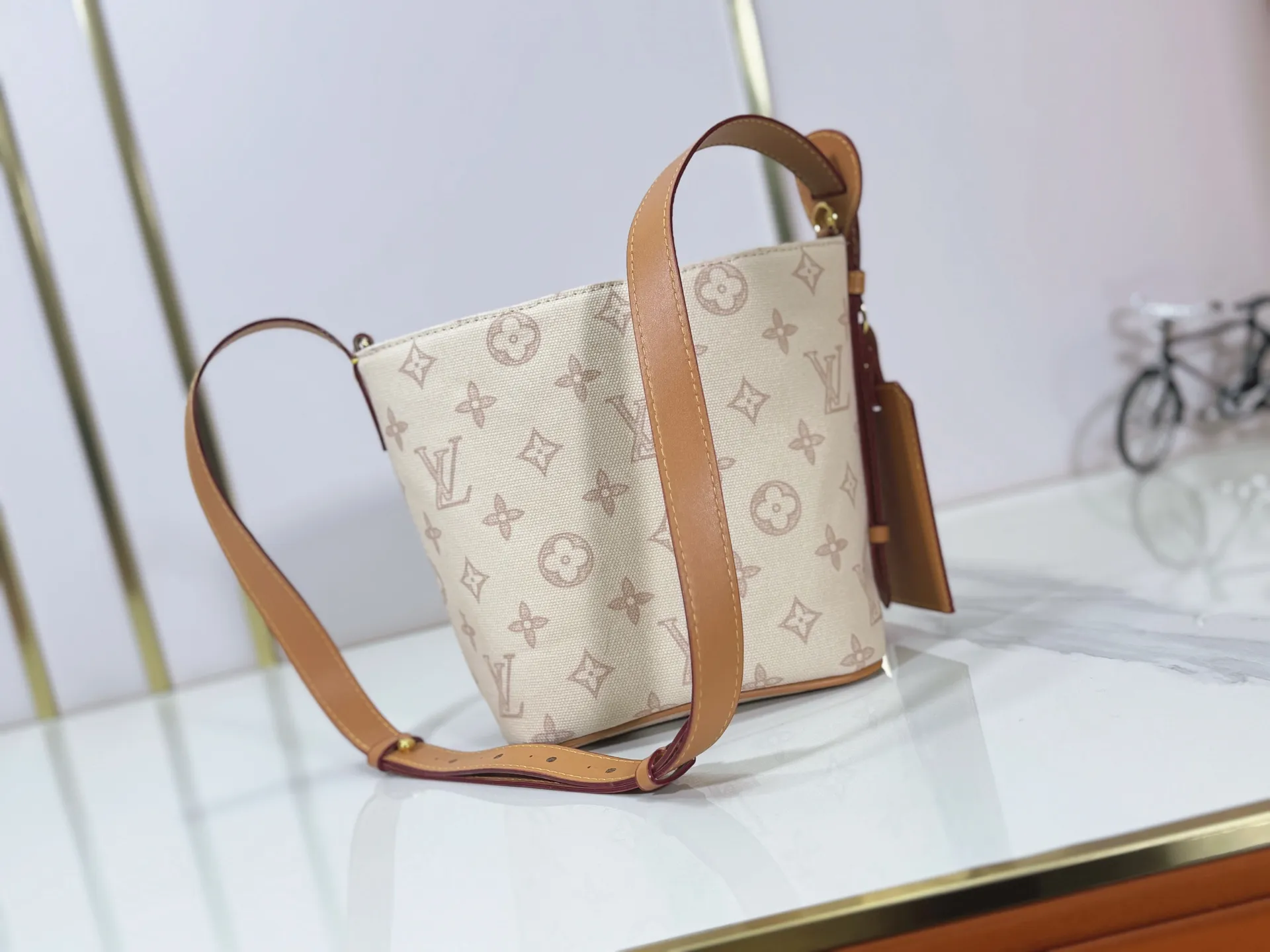 P220 upgraded original M27529 M12925 M12926 M13480 M13044 M14356 M13045 M13089 This All In BB handbag is made of Monogram canvas with shiny metal parts, and the iconic pendant and nameplate highlight the classic style. The adjustable shoulder strap continues the brand's trunk-making heritage, and the leather shoulder strap adds cross-body and shoulder carry options. The foldable design enables the silhouette to be retracted and retracted freely, providing ample space for daily use. 16.0 x 18.0 x 12.0 cm (length x height x width)