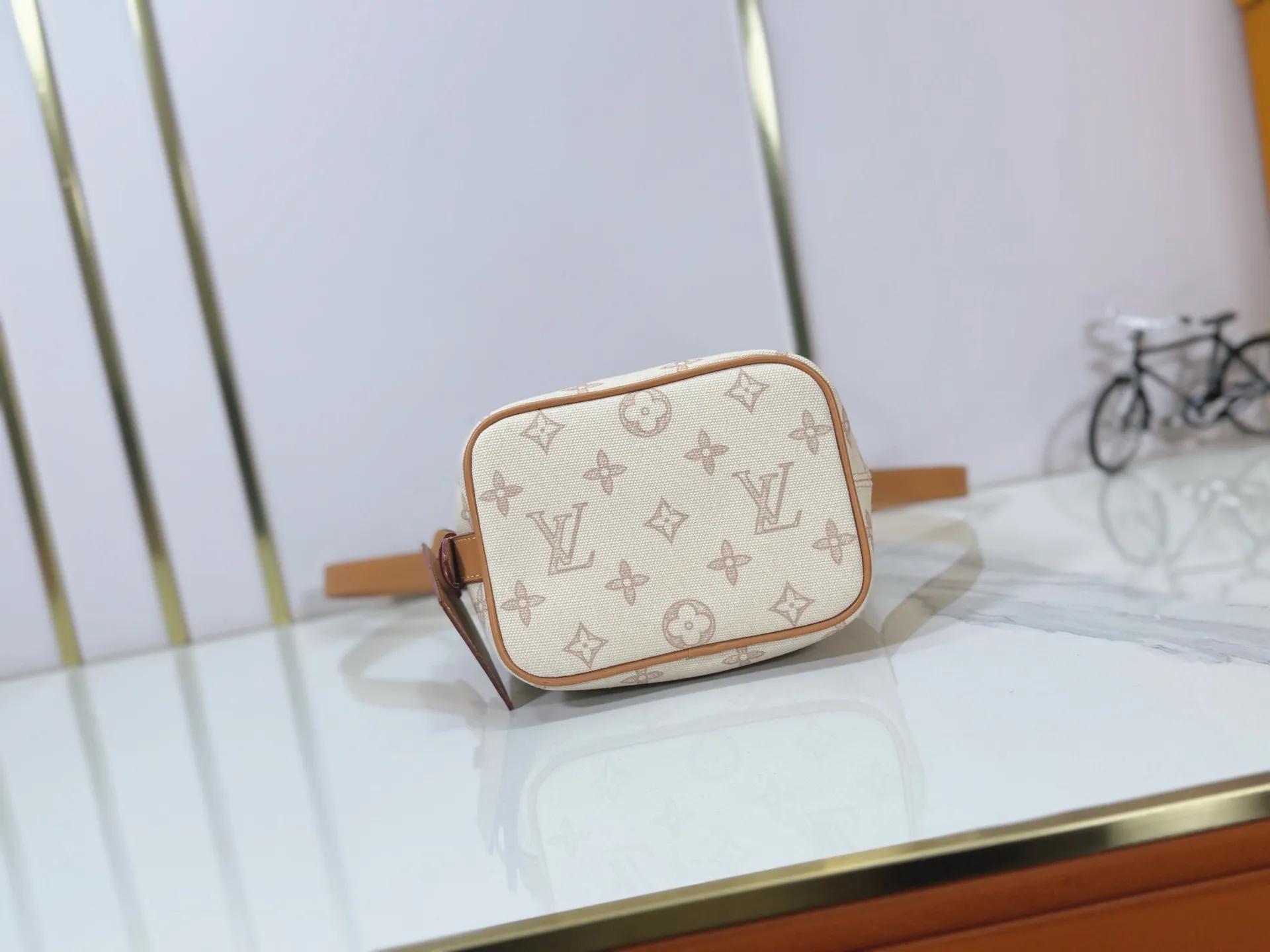 P220 upgraded original M27529 M12925 M12926 M13480 M13044 M14356 M13045 M13089 This All In BB handbag is made of Monogram canvas with shiny metal parts, and the iconic pendant and nameplate highlight the classic style. The adjustable shoulder strap continues the brand's trunk-making heritage, and the leather shoulder strap adds cross-body and shoulder carry options. The foldable design enables the silhouette to be retracted and retracted freely, providing ample space for daily use. 16.0 x 18.0 x 12.0 cm (length x height x width)