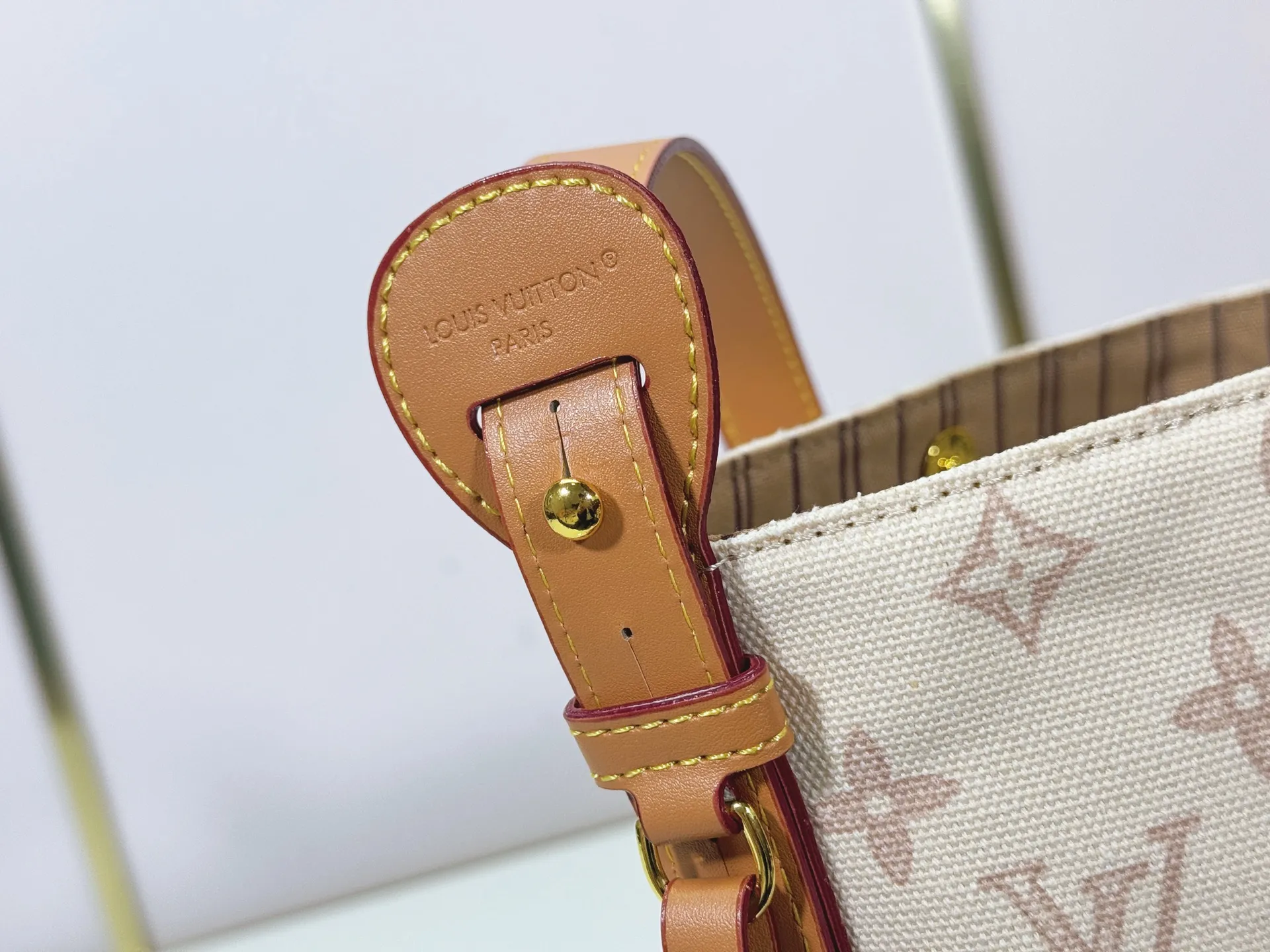 P220 upgraded original M27529 M12925 M12926 M13480 M13044 M14356 M13045 M13089 This All In BB handbag is made of Monogram canvas with shiny metal parts, and the iconic pendant and nameplate highlight the classic style. The adjustable shoulder strap continues the brand's trunk-making heritage, and the leather shoulder strap adds cross-body and shoulder carry options. The foldable design enables the silhouette to be retracted and retracted freely, providing ample space for daily use. 16.0 x 18.0 x 12.0 cm (length x height x width)