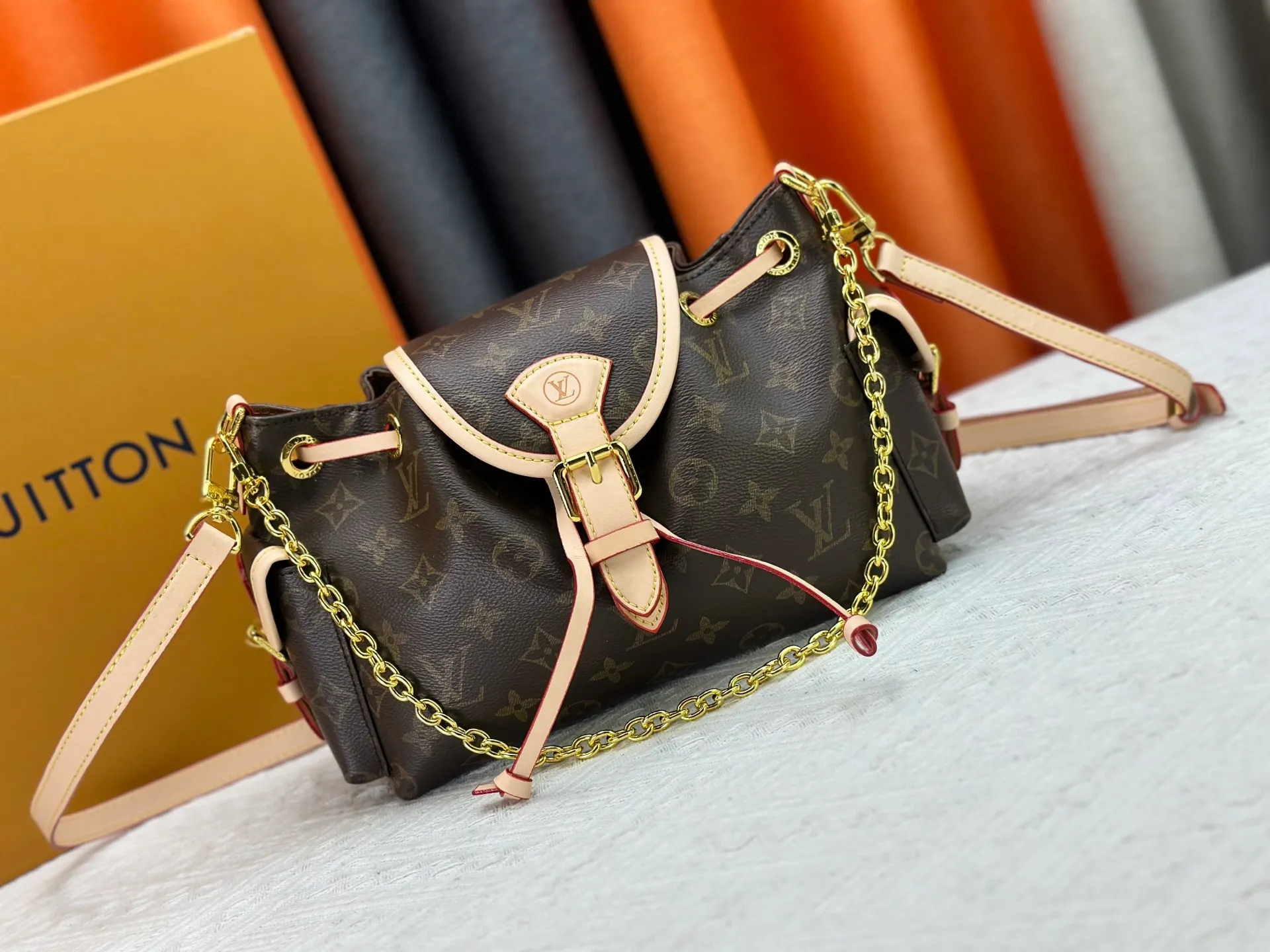 P280 Upgraded original M25085 This Odysée handbag is from the 2025 early autumn series, paying tribute to the brand heritage with a stylish everyday design. Dazzling buckles and detachable chains accentuate the Monogram canvas body, and the side pockets provide easy access to keys, lipstick and other small items. Dimensions: 27.0 x 17.0 x 12.0 cm (length x height x width)