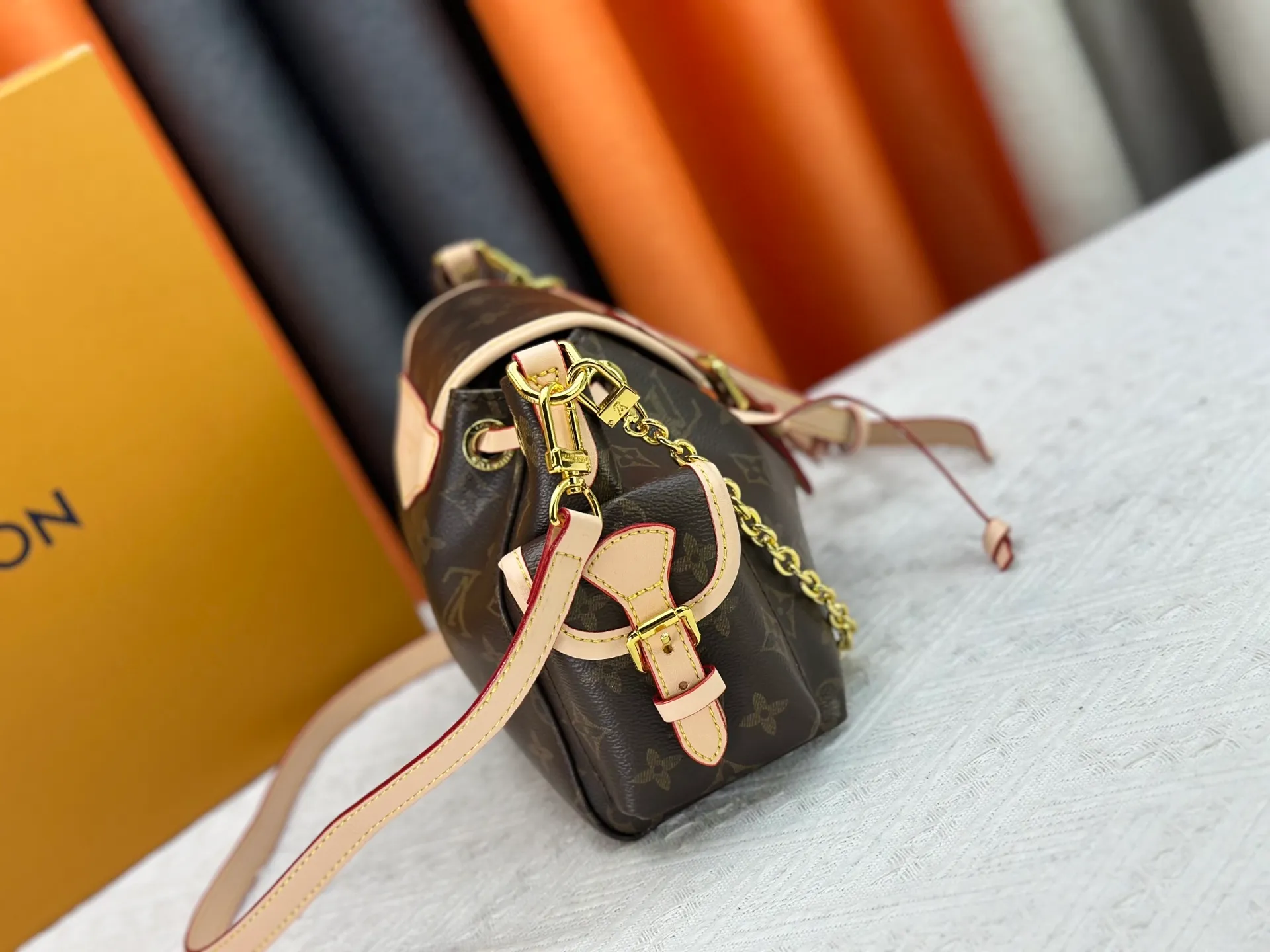 P280 Upgraded original M25085 This Odysée handbag is from the 2025 early autumn series, paying tribute to the brand heritage with a stylish everyday design. Dazzling buckles and detachable chains accentuate the Monogram canvas body, and the side pockets provide easy access to keys, lipstick and other small items. Dimensions: 27.0 x 17.0 x 12.0 cm (length x height x width)