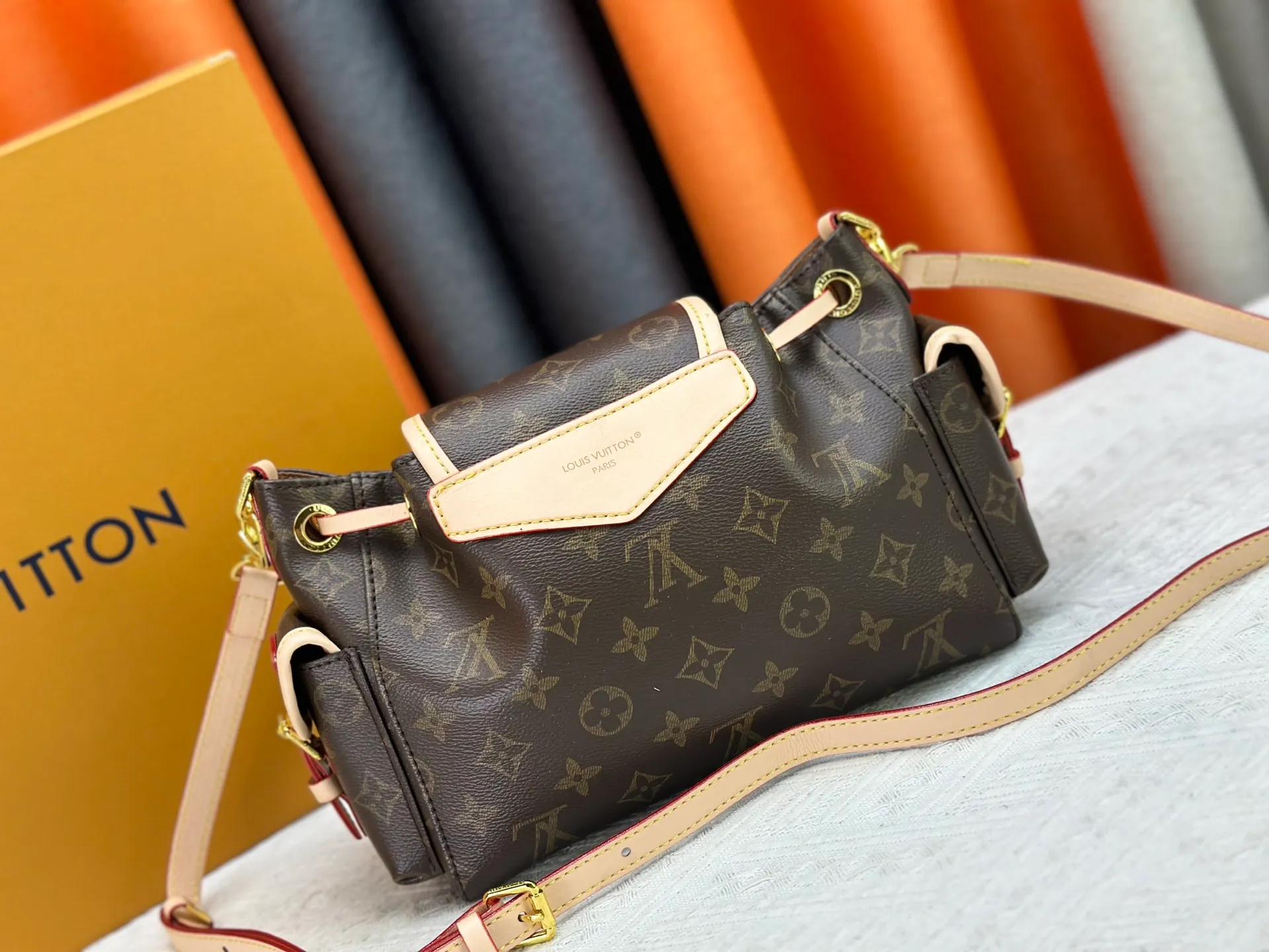 P280 Upgraded original M25085 This Odysée handbag is from the 2025 early autumn series, paying tribute to the brand heritage with a stylish everyday design. Dazzling buckles and detachable chains accentuate the Monogram canvas body, and the side pockets provide easy access to keys, lipstick and other small items. Dimensions: 27.0 x 17.0 x 12.0 cm (length x height x width)