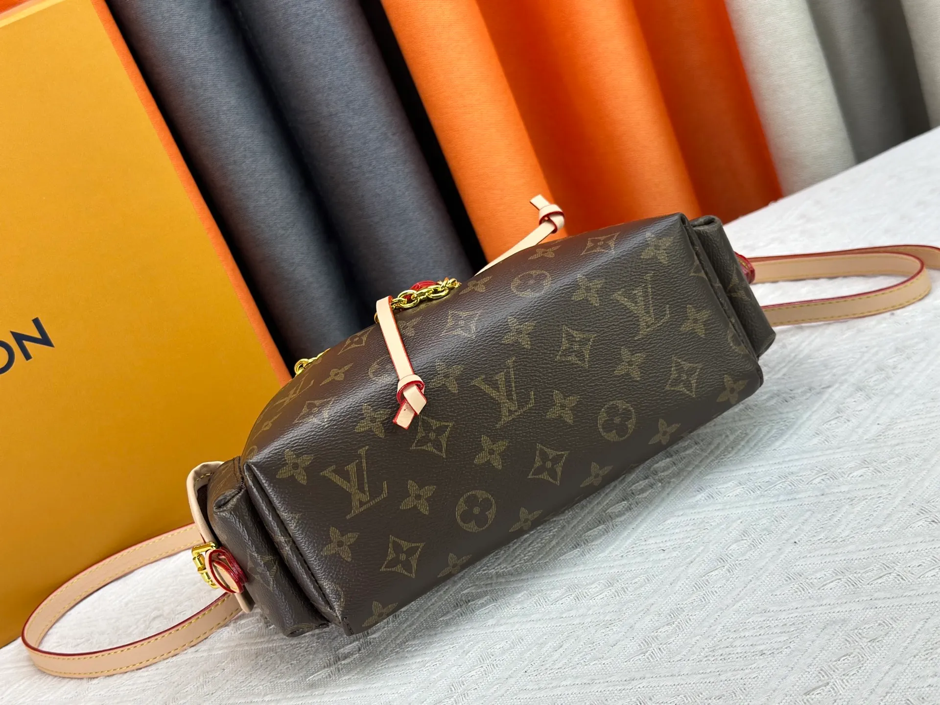 P280 Upgraded original M25085 This Odysée handbag is from the 2025 early autumn series, paying tribute to the brand heritage with a stylish everyday design. Dazzling buckles and detachable chains accentuate the Monogram canvas body, and the side pockets provide easy access to keys, lipstick and other small items. Dimensions: 27.0 x 17.0 x 12.0 cm (length x height x width)