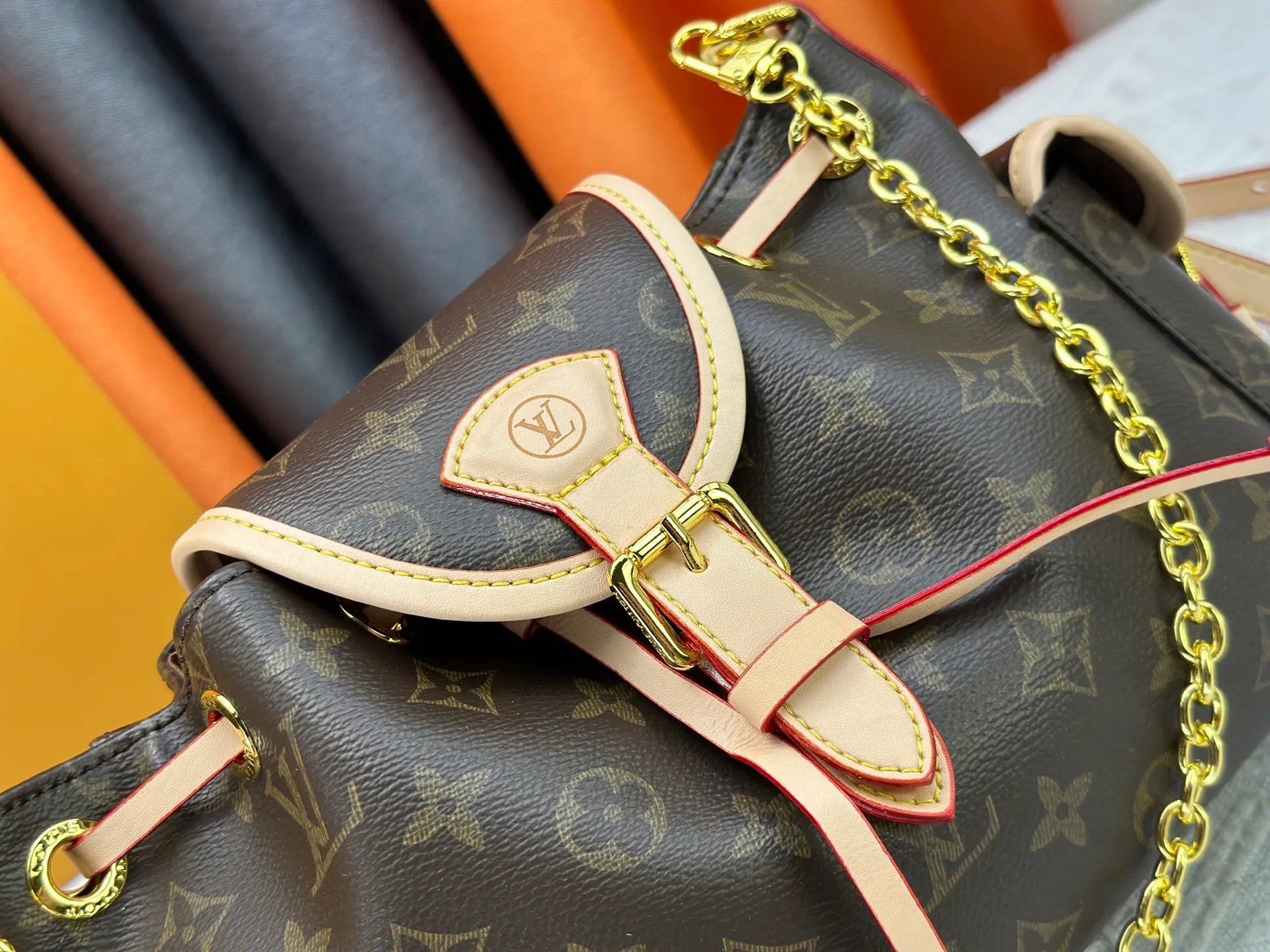 P280 Upgraded original M25085 This Odysée handbag is from the 2025 early autumn series, paying tribute to the brand heritage with a stylish everyday design. Dazzling buckles and detachable chains accentuate the Monogram canvas body, and the side pockets provide easy access to keys, lipstick and other small items. Dimensions: 27.0 x 17.0 x 12.0 cm (length x height x width)