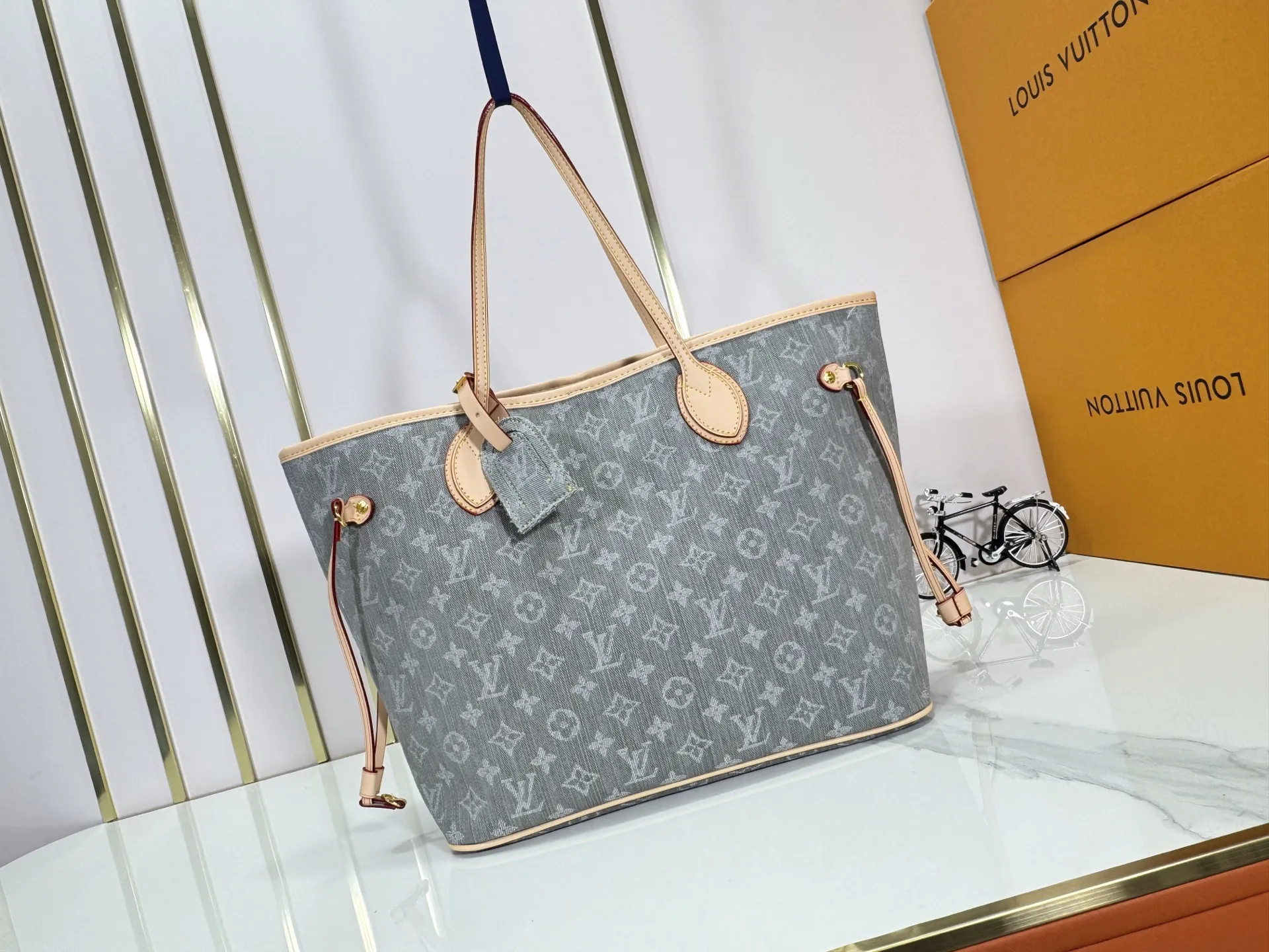 P260 Upgraded original M13192 M40995 This medium-sized Neverfull handbag is made of Monogram denim with cow leather trim. The adjustable straps on the side can flexibly tighten the silhouette, making it a classic choice for urban travel. Plenty of space can easily store a 13-inch laptop, and multiple pockets such as a detachable zipper bag complete the functionality. Dimensions: 31.0 x 28.0 x 14.0 cm (length x height x width)