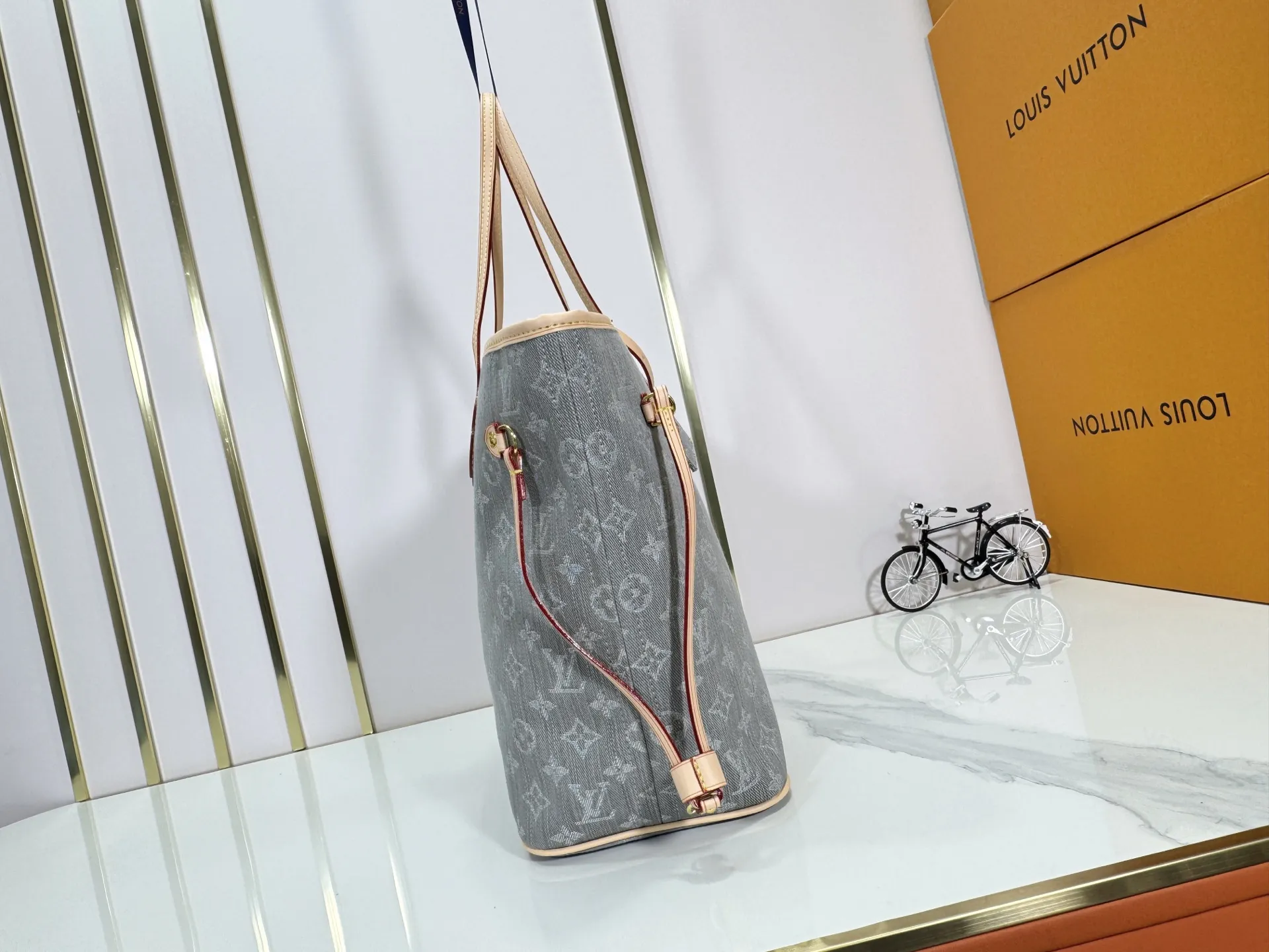 P260 Upgraded original M13192 M40995 This medium-sized Neverfull handbag is made of Monogram denim with cow leather trim. The adjustable straps on the side can flexibly tighten the silhouette, making it a classic choice for urban travel. Plenty of space can easily store a 13-inch laptop, and multiple pockets such as a detachable zipper bag complete the functionality. Dimensions: 31.0 x 28.0 x 14.0 cm (length x height x width)