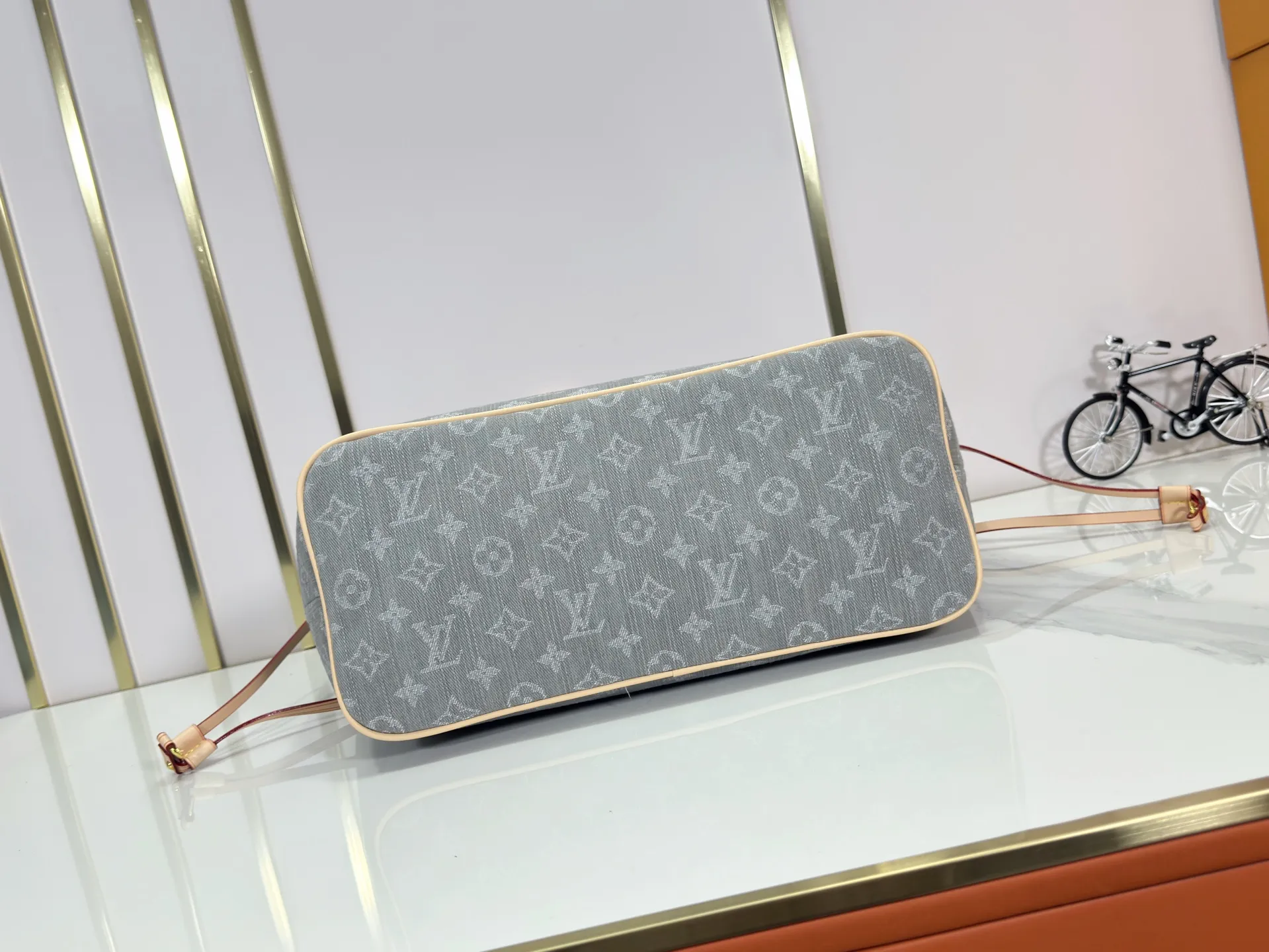 P260 Upgraded original M13192 M40995 This medium-sized Neverfull handbag is made of Monogram denim with cow leather trim. The adjustable straps on the side can flexibly tighten the silhouette, making it a classic choice for urban travel. Plenty of space can easily store a 13-inch laptop, and multiple pockets such as a detachable zipper bag complete the functionality. Dimensions: 31.0 x 28.0 x 14.0 cm (length x height x width)