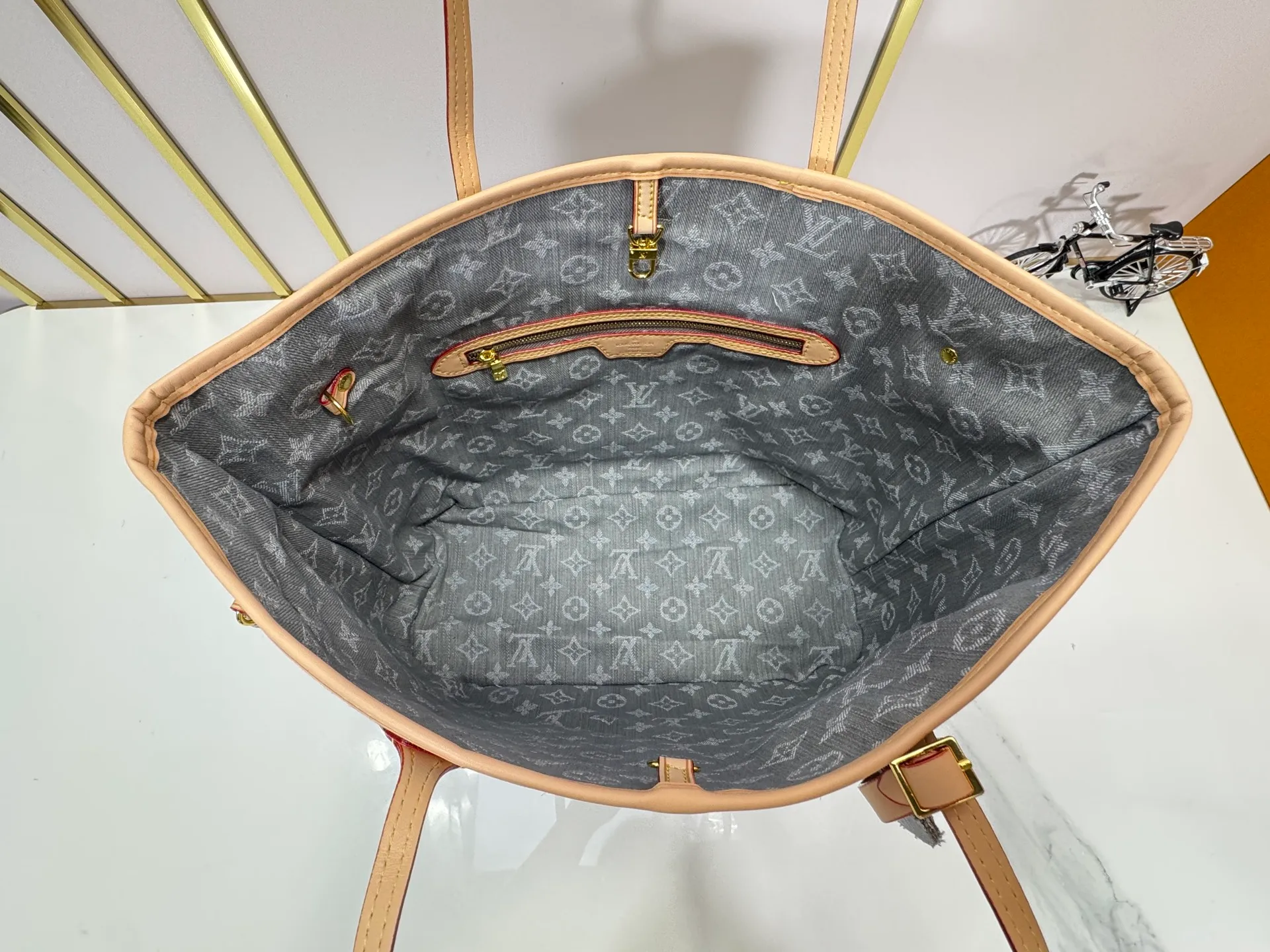 P260 Upgraded original M13192 M40995 This medium-sized Neverfull handbag is made of Monogram denim with cow leather trim. The adjustable straps on the side can flexibly tighten the silhouette, making it a classic choice for urban travel. Plenty of space can easily store a 13-inch laptop, and multiple pockets such as a detachable zipper bag complete the functionality. Dimensions: 31.0 x 28.0 x 14.0 cm (length x height x width)