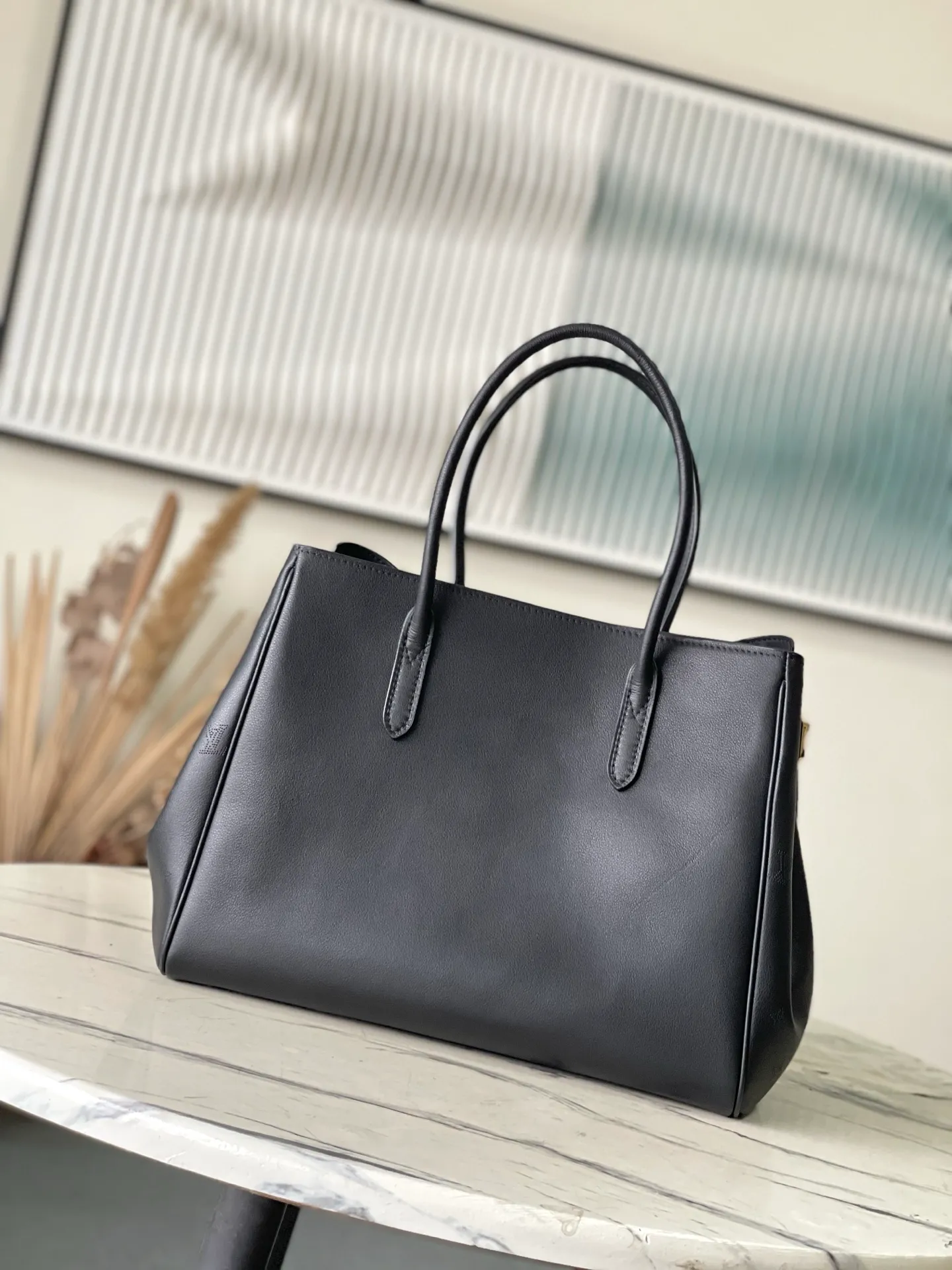 💰1480 (first-grain leather) top original order M26338 black large size This practical and stylish Vendôme handbag model perfectly displays freedom and modernity, and praises the brand's excellent craftsmanship. The handbag is made of black calfskin with a subtle satin effect finish, equipped with a gold buckle and a signature padlock engraved with the Monogram pattern in a low-key manner. This versatile tote features adjustable elasticated side straps and multiple pockets to securely store valuables. Dimensions: 35.5 x 28 x 17 cm (length x height x width)