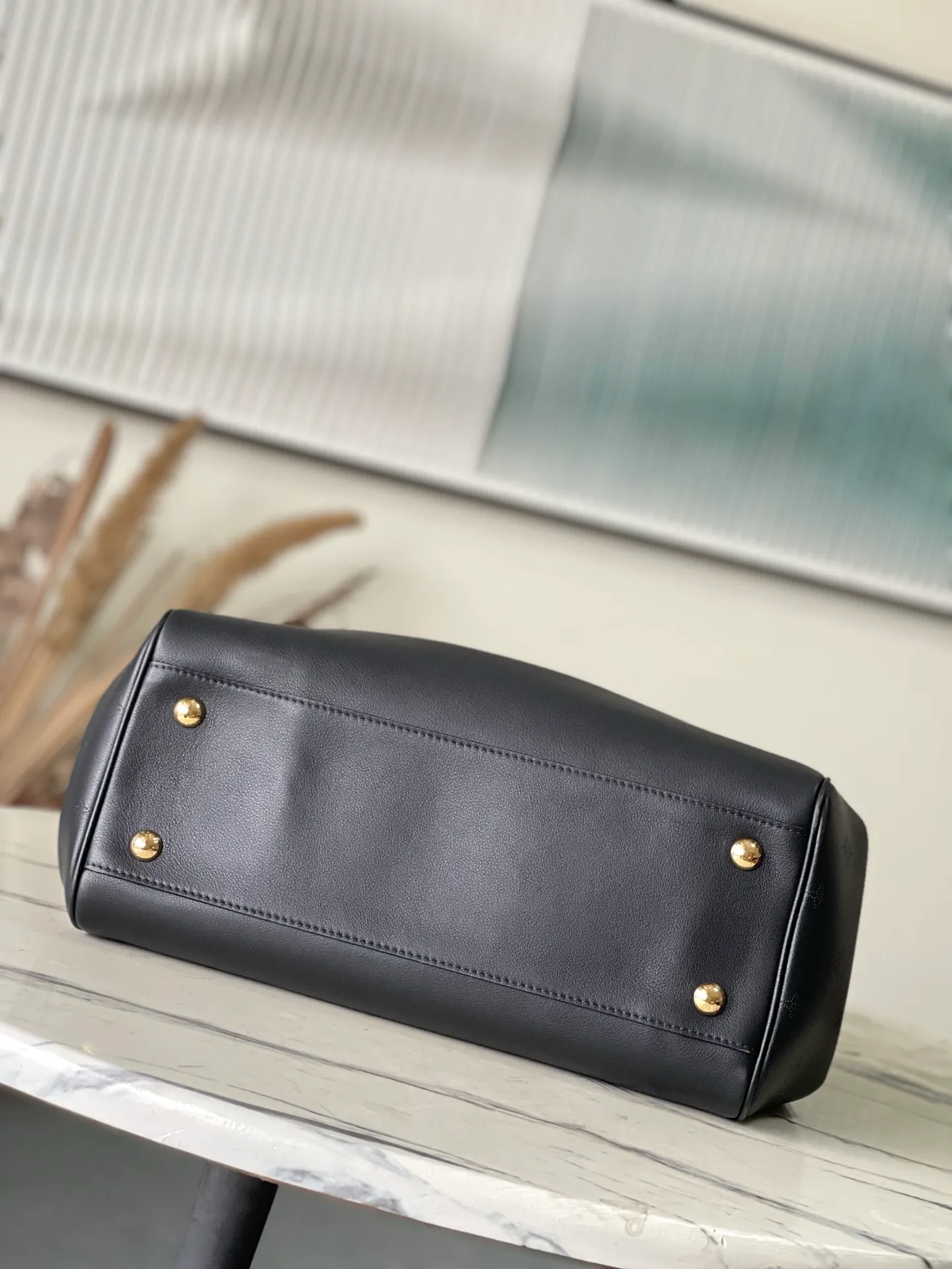 💰1480 (first-grain leather) top original order M26338 black large size This practical and stylish Vendôme handbag model perfectly displays freedom and modernity, and praises the brand's excellent craftsmanship. The handbag is made of black calfskin with a subtle satin effect finish, equipped with a gold buckle and a signature padlock engraved with the Monogram pattern in a low-key manner. This versatile tote features adjustable elasticated side straps and multiple pockets to securely store valuables. Dimensions: 35.5 x 28 x 17 cm (length x height x width)