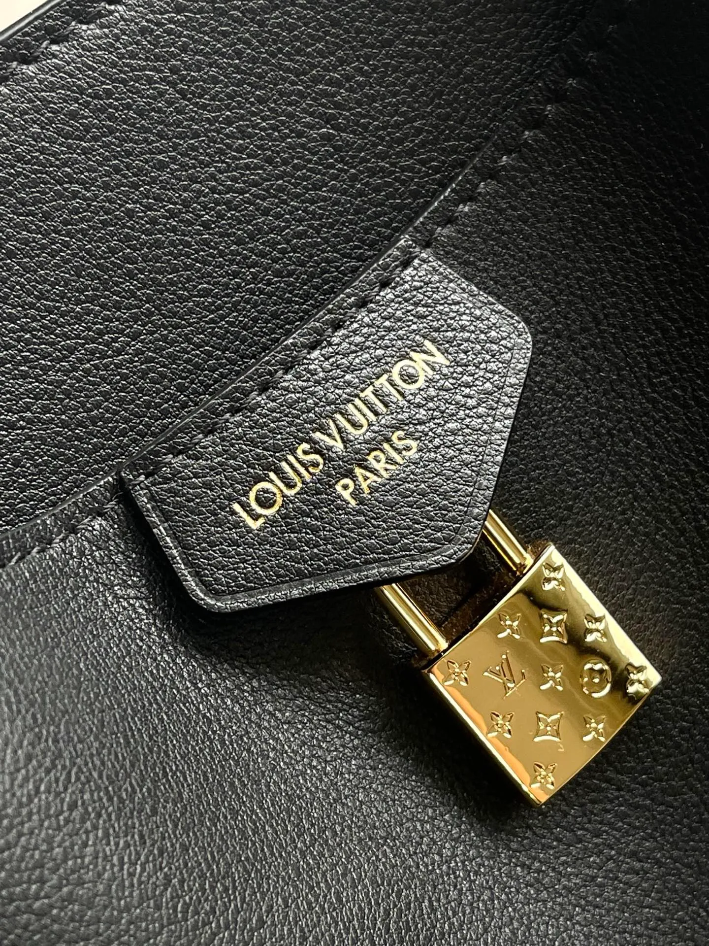 💰1480 (first-grain leather) top original order M26338 black large size This practical and stylish Vendôme handbag model perfectly displays freedom and modernity, and praises the brand's excellent craftsmanship. The handbag is made of black calfskin with a subtle satin effect finish, equipped with a gold buckle and a signature padlock engraved with the Monogram pattern in a low-key manner. This versatile tote features adjustable elasticated side straps and multiple pockets to securely store valuables. Dimensions: 35.5 x 28 x 17 cm (length x height x width)