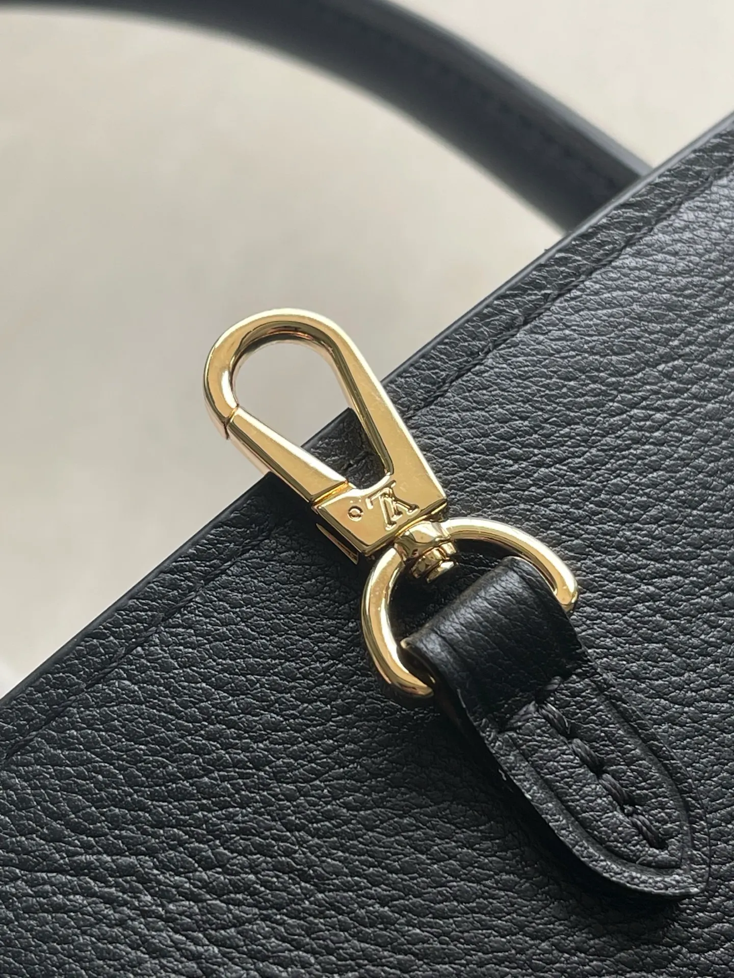 💰1480 (first-grain leather) top original order M26338 black large size This practical and stylish Vendôme handbag model perfectly displays freedom and modernity, and praises the brand's excellent craftsmanship. The handbag is made of black calfskin with a subtle satin effect finish, equipped with a gold buckle and a signature padlock engraved with the Monogram pattern in a low-key manner. This versatile tote features adjustable elasticated side straps and multiple pockets to securely store valuables. Dimensions: 35.5 x 28 x 17 cm (length x height x width)