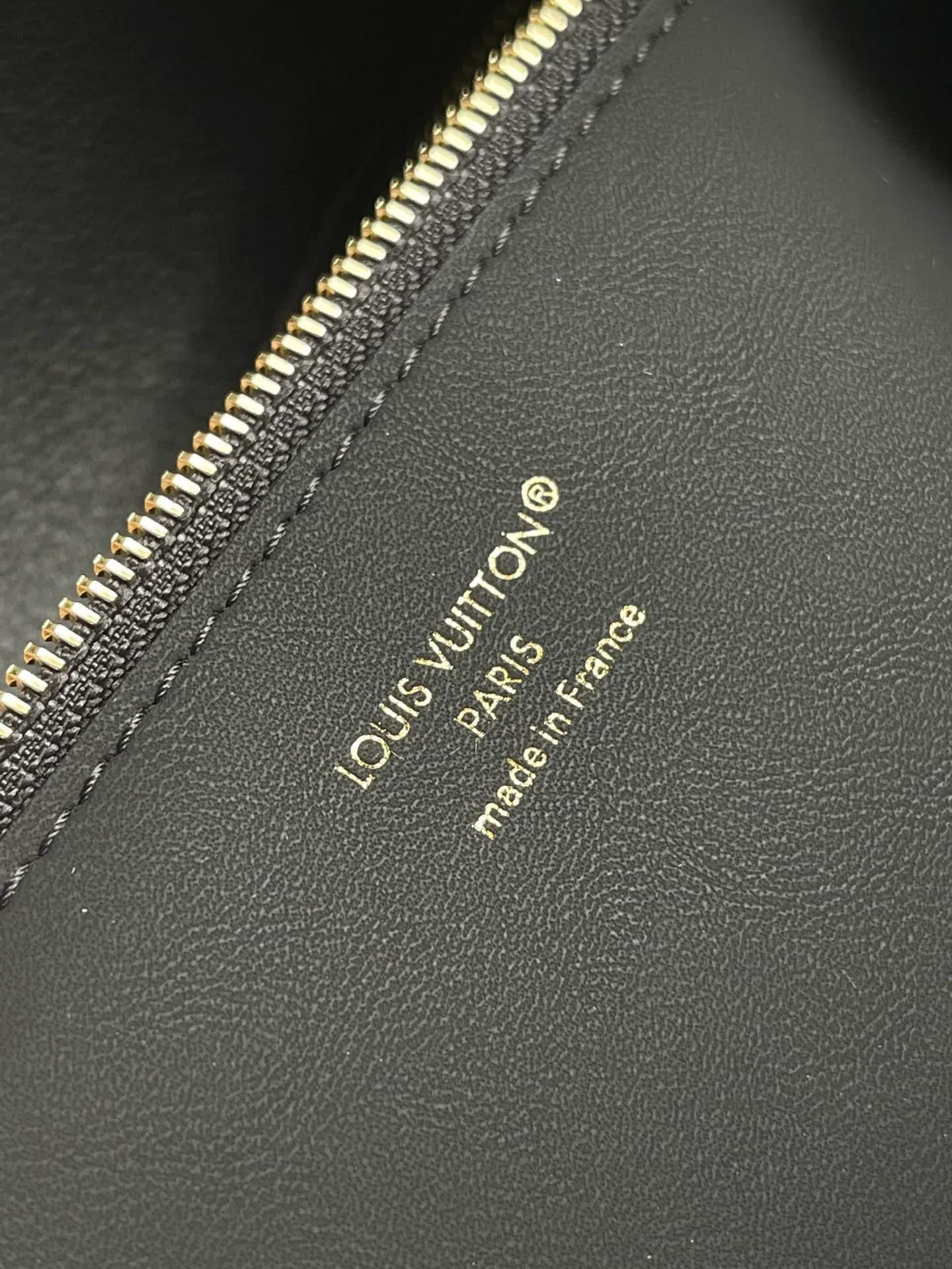 💰1480 (first-grain leather) top original order M26338 black large size This practical and stylish Vendôme handbag model perfectly displays freedom and modernity, and praises the brand's excellent craftsmanship. The handbag is made of black calfskin with a subtle satin effect finish, equipped with a gold buckle and a signature padlock engraved with the Monogram pattern in a low-key manner. This versatile tote features adjustable elasticated side straps and multiple pockets to securely store valuables. Dimensions: 35.5 x 28 x 17 cm (length x height x width)