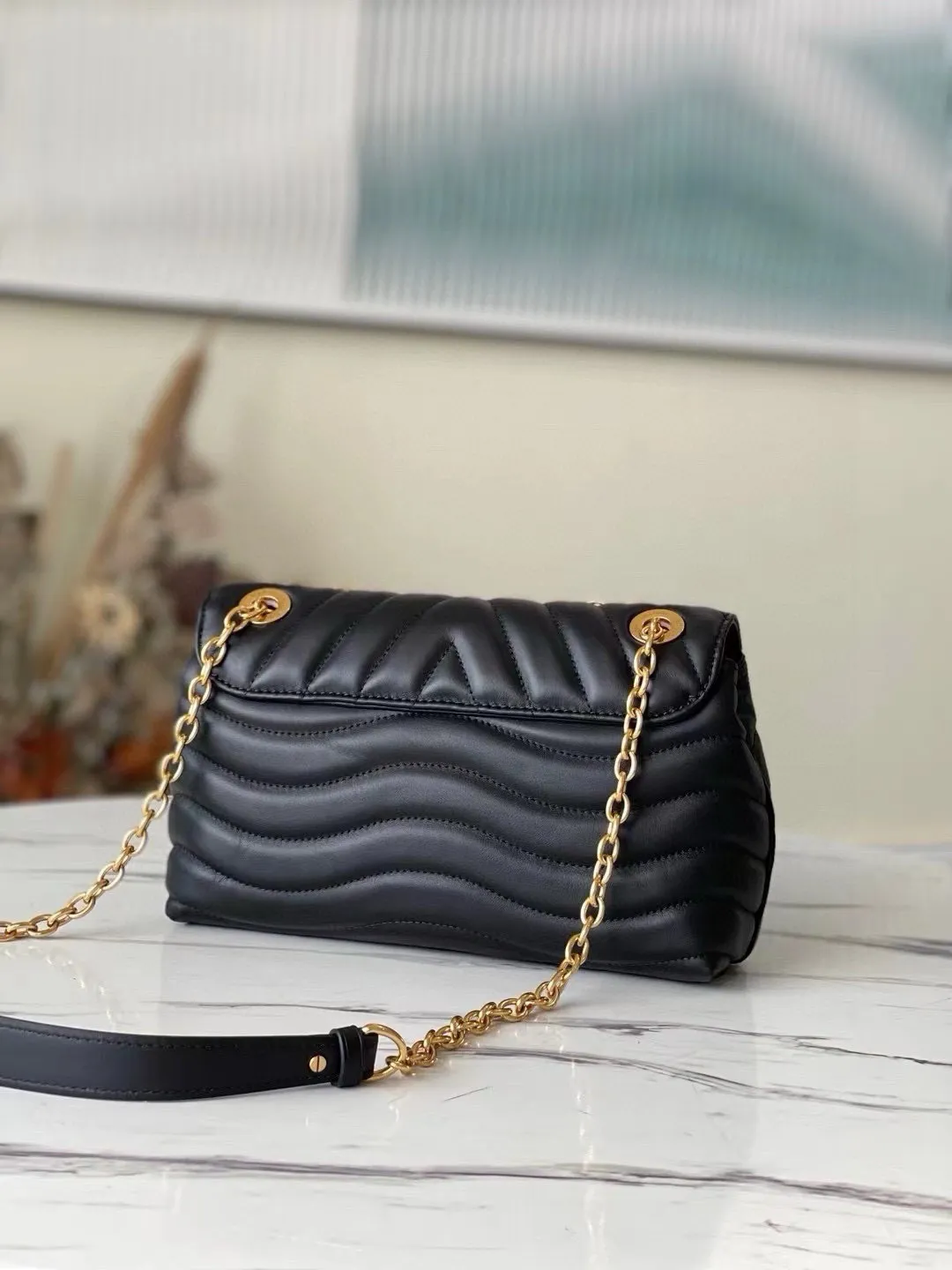 💰1160 (Top Grain Leather) Top Original M58552 NEW WAVE Chain Bag V-shaped quilted chain bag handbag The vintage gold color chain slides through carved holes, while the folding fastener makes it soft. Thanks to its multiple compartments, the interior makes it easier to place women's necessities. Chain bag with easily identifiable badge logo. Size: 24x14x9cm