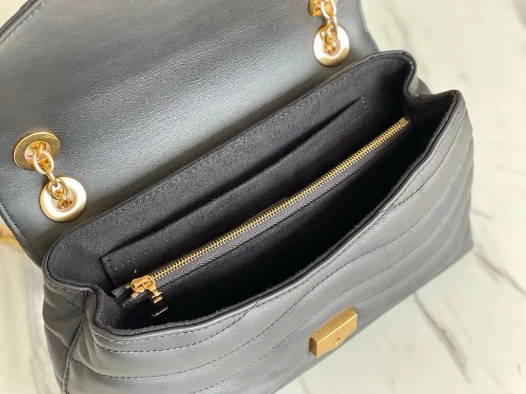 💰1160 (Top Grain Leather) Top Original M58552 NEW WAVE Chain Bag V-shaped quilted chain bag handbag The vintage gold color chain slides through carved holes, while the folding fastener makes it soft. Thanks to its multiple compartments, the interior makes it easier to place women's necessities. Chain bag with easily identifiable badge logo. Size: 24x14x9cm