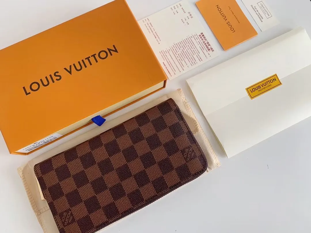 P100💰 💎M60017 inner color ❤️ brown powder ZIPPY zipper wallet. The Zippy wallet pays homage to Louis Vuitton's heritage of travel and trunk making, with a travel-style patch and Louis Vuitton logo. With its compact interior and simple design, this wallet is ideal for everyday use. Model M60017. Size: 19x10.