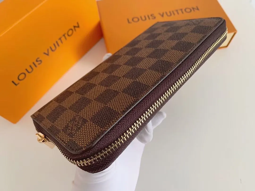 P100💰 💎M60017 inner color ❤️ brown powder ZIPPY zipper wallet. The Zippy wallet pays homage to Louis Vuitton's heritage of travel and trunk making, with a travel-style patch and Louis Vuitton logo. With its compact interior and simple design, this wallet is ideal for everyday use. Model M60017. Size: 19x10.