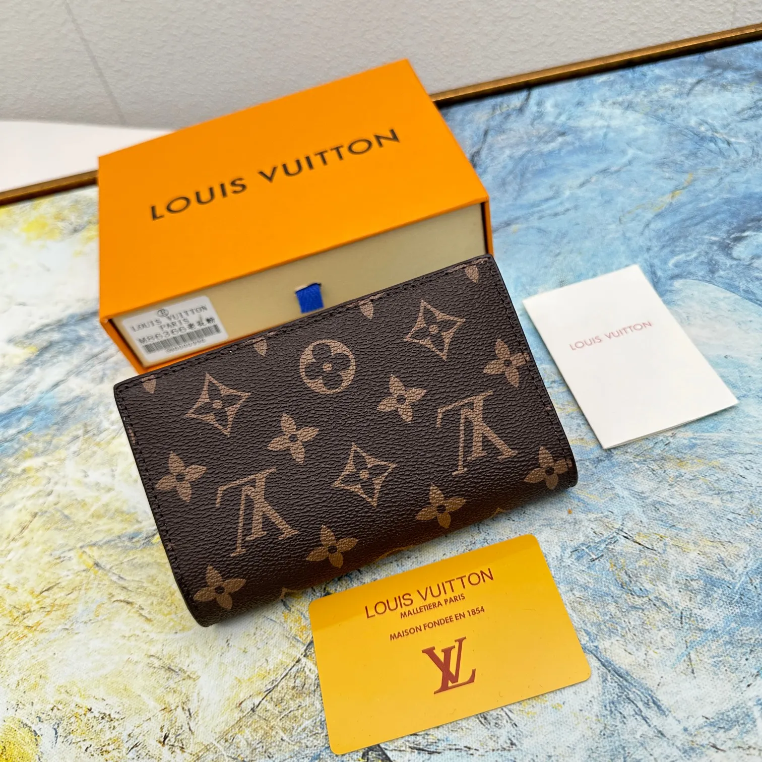 💰140 💎Top original version 🇫🇷 This multi-style plaid wallet is made of canvas and can carry credit cards, banknotes, and money. The eye-catching buckle is engraved with the Louis Vuitton signature, and the gorgeous gold-toned brass rivets add sophistication. Model: M86366 Size: 13x9cm