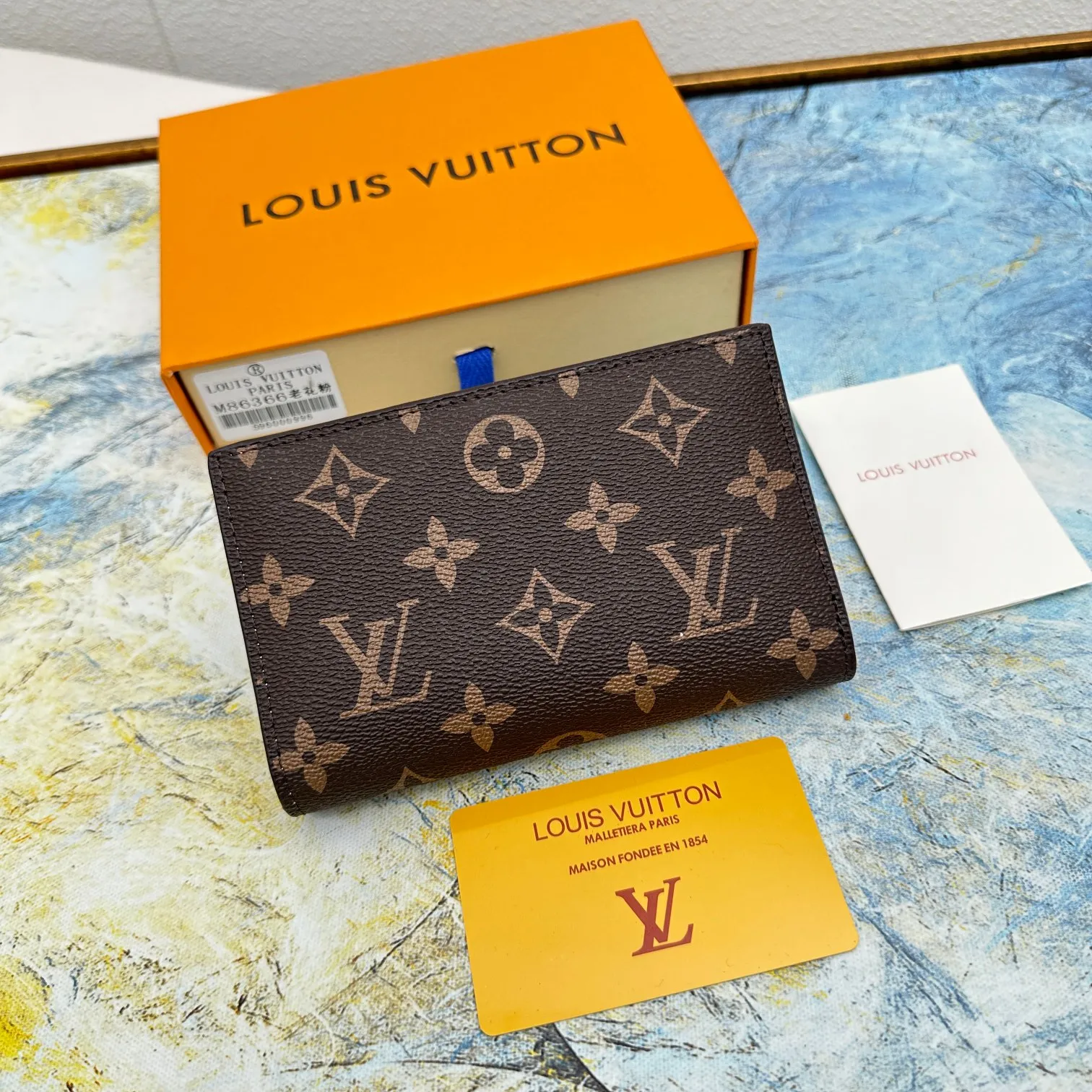 💰140 💎Top original version 🇫🇷 This multi-style plaid wallet is made of canvas and can carry credit cards, banknotes, and money. The eye-catching buckle is engraved with the Louis Vuitton signature, and the gorgeous gold-toned brass rivets add sophistication. Model: M86366 Size: 13x9cm