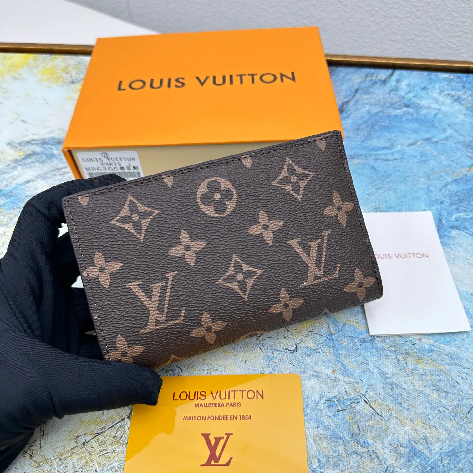 💰140 💎Top original version 🇫🇷 This multi-style plaid wallet is made of canvas and can carry credit cards, banknotes, and money. The eye-catching buckle is engraved with the Louis Vuitton signature, and the gorgeous gold-toned brass rivets add sophistication. Model: M86366 Size: 13x9cm
