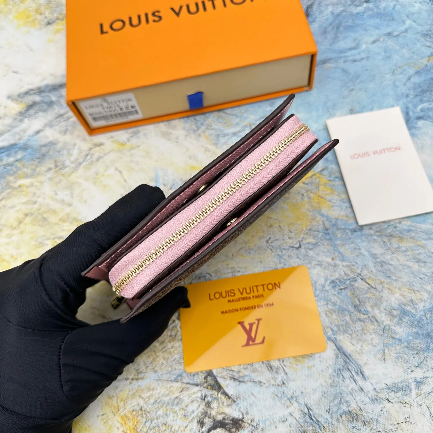 💰140 💎Top original version 🇫🇷 This multi-style plaid wallet is made of canvas and can carry credit cards, banknotes, and money. The eye-catching buckle is engraved with the Louis Vuitton signature, and the gorgeous gold-toned brass rivets add sophistication. Model: M86366 Size: 13x9cm