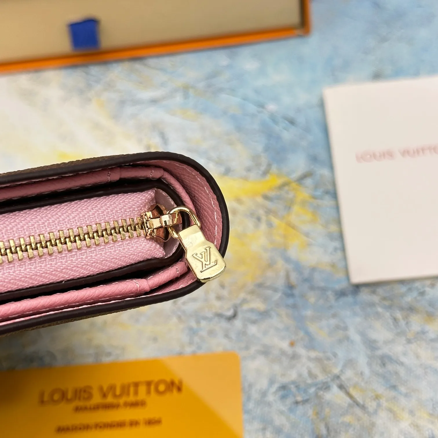 💰140 💎Top original version 🇫🇷 This multi-style plaid wallet is made of canvas and can carry credit cards, banknotes, and money. The eye-catching buckle is engraved with the Louis Vuitton signature, and the gorgeous gold-toned brass rivets add sophistication. Model: M86366 Size: 13x9cm