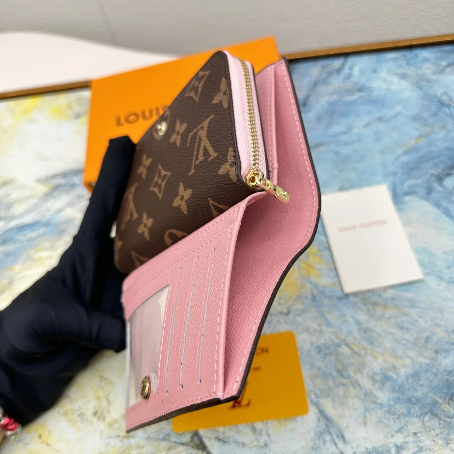 💰140 💎Top original version 🇫🇷 This multi-style plaid wallet is made of canvas and can carry credit cards, banknotes, and money. The eye-catching buckle is engraved with the Louis Vuitton signature, and the gorgeous gold-toned brass rivets add sophistication. Model: M86366 Size: 13x9cm