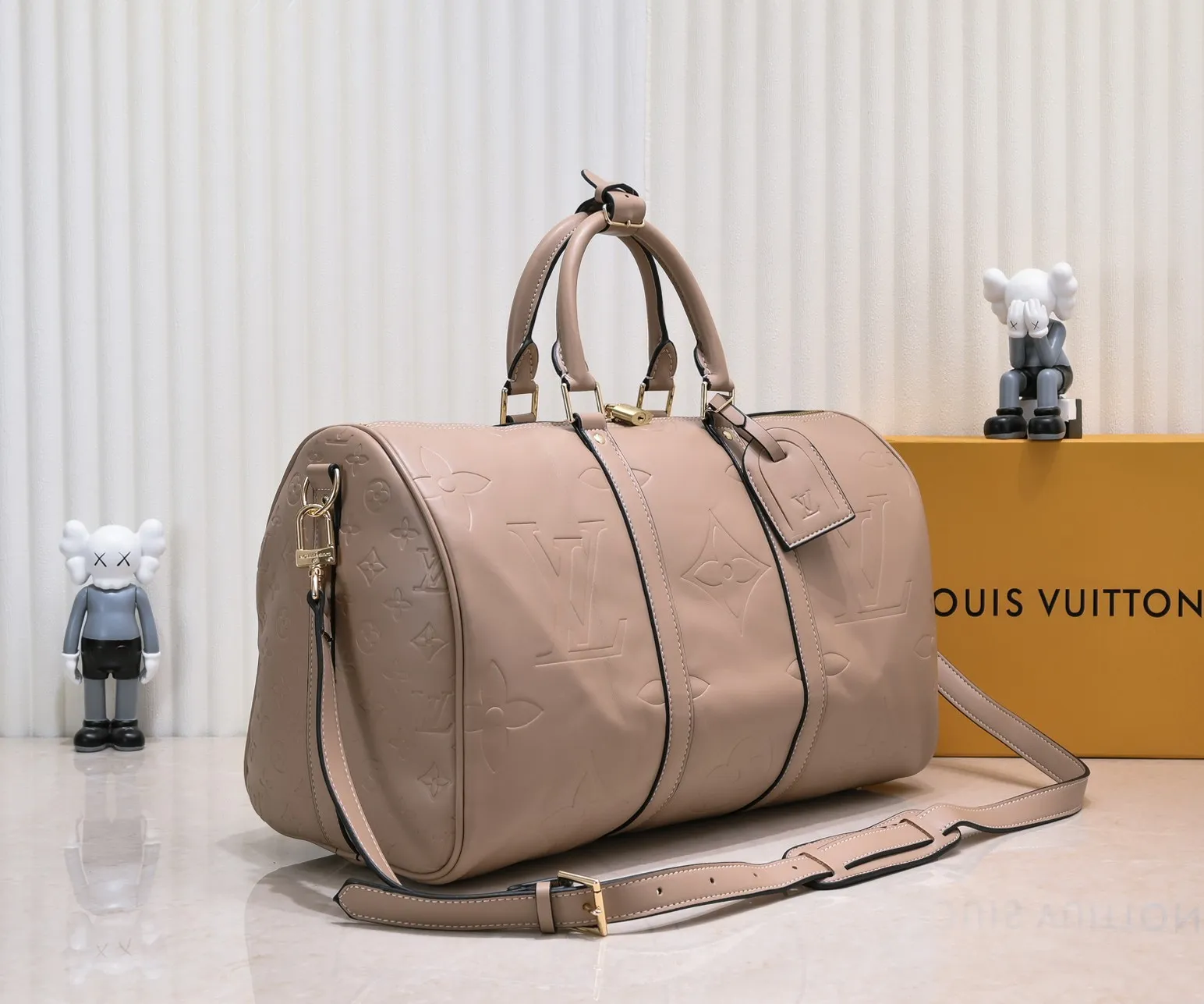 Batch 440💰N44810 45532 Upgraded version 45cm imported first-layer cowhide black embossed large flower travel bag N41416 45532 Keepall is a classic of the Louis Vuitton travel bag series. This large Keepall in Monogram is spacious and comes with a removable leather shoulder strap. 45x 27×20cm (Length x Height x Width) - Monogram natural cowhide leather binding - Double zipper closure - Leather handles - Detachable leather shoulder strap - Detachable leather ID holder - All steel hardware - With padlock
