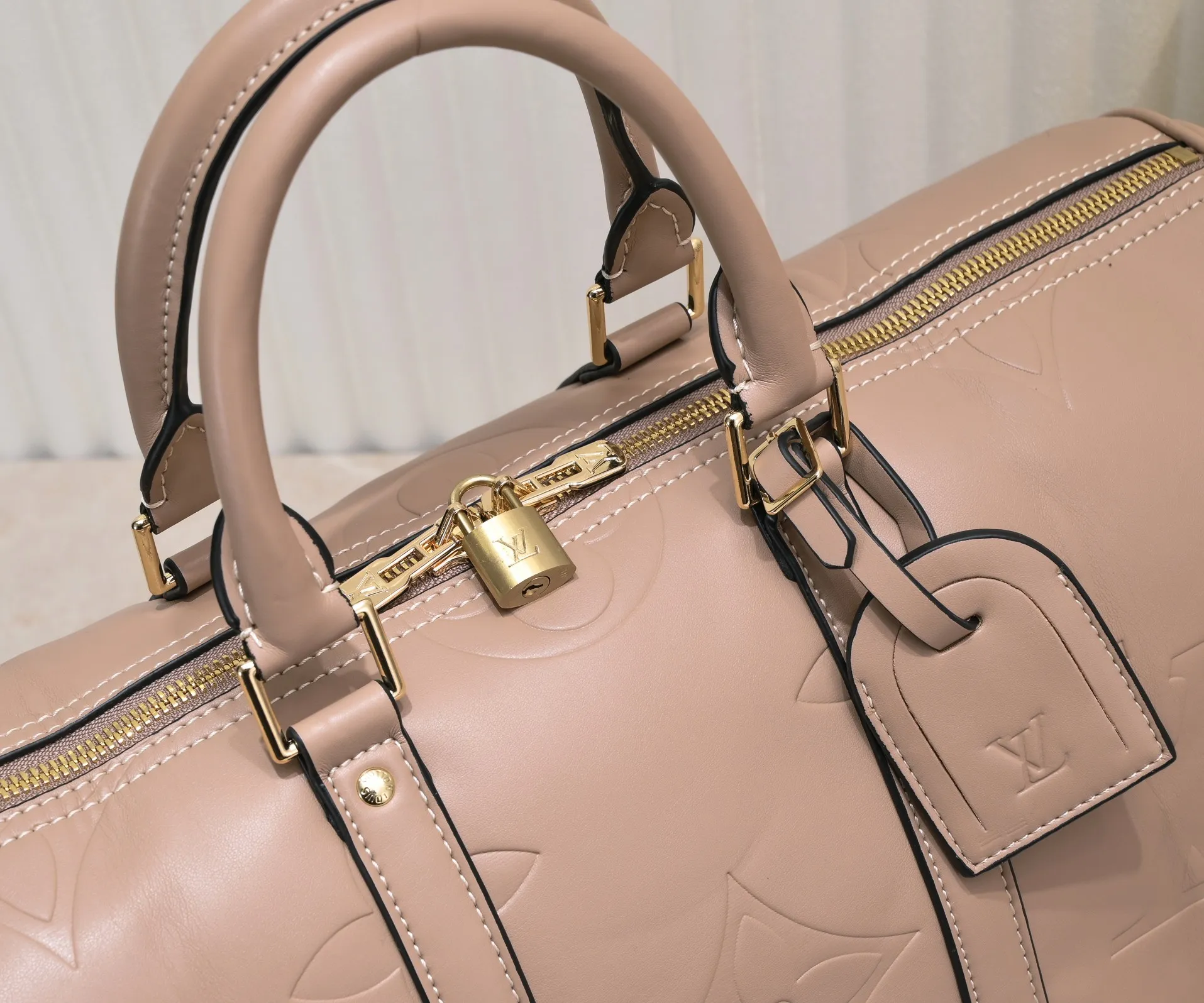 Batch 440💰N44810 45532 Upgraded version 45cm imported first-layer cowhide black embossed large flower travel bag N41416 45532 Keepall is a classic of the Louis Vuitton travel bag series. This large Keepall in Monogram is spacious and comes with a removable leather shoulder strap. 45x 27×20cm (Length x Height x Width) - Monogram natural cowhide leather binding - Double zipper closure - Leather handles - Detachable leather shoulder strap - Detachable leather ID holder - All steel hardware - With padlock