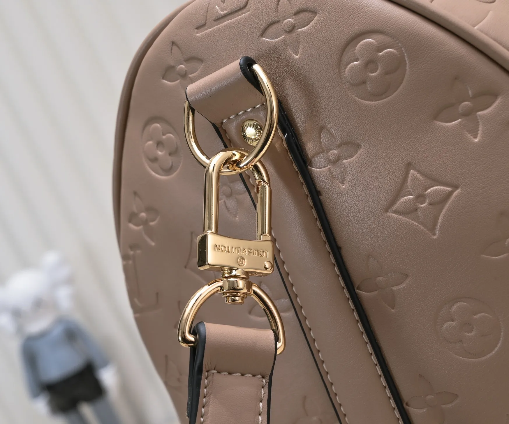 Batch 440💰N44810 45532 Upgraded version 45cm imported first-layer cowhide black embossed large flower travel bag N41416 45532 Keepall is a classic of the Louis Vuitton travel bag series. This large Keepall in Monogram is spacious and comes with a removable leather shoulder strap. 45x 27×20cm (Length x Height x Width) - Monogram natural cowhide leather binding - Double zipper closure - Leather handles - Detachable leather shoulder strap - Detachable leather ID holder - All steel hardware - With padlock