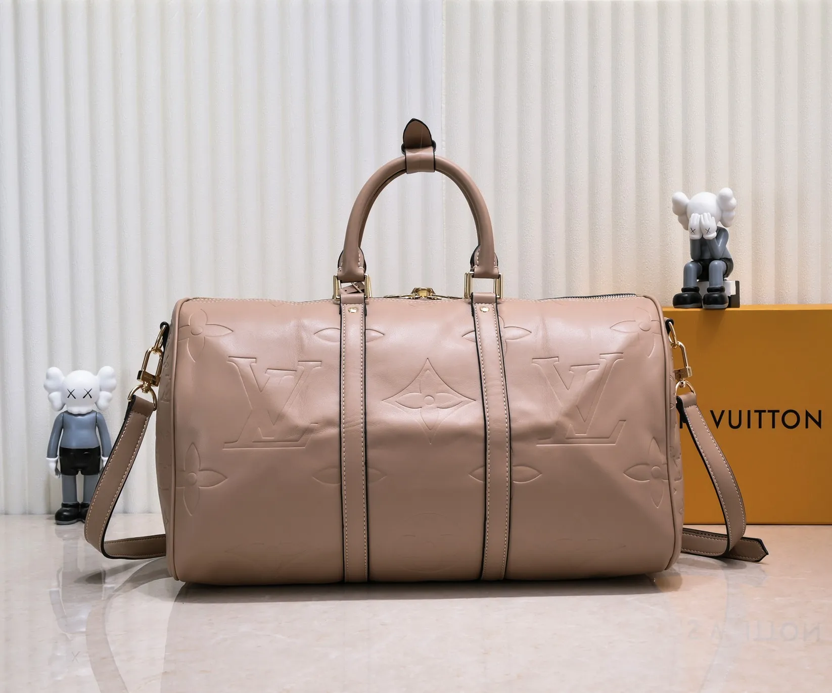 Batch 440💰N44810 45532 Upgraded version 45cm imported first-layer cowhide black embossed large flower travel bag N41416 45532 Keepall is a classic of the Louis Vuitton travel bag series. This large Keepall in Monogram is spacious and comes with a removable leather shoulder strap. 45x 27×20cm (Length x Height x Width) - Monogram natural cowhide leather binding - Double zipper closure - Leather handles - Detachable leather shoulder strap - Detachable leather ID holder - All steel hardware - With padlock