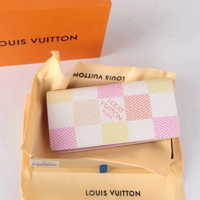 P140💰Model: 63212 Checkered Sky Blue New 2024 Spring and Summer The latest model of this pocket wallet combines the elegance of Damier Graphite canvas with the delicate texture of Epi leather, with stripes emblazoned with the Louis Vuitton logo. The elegant design can accommodate credit cards, banknotes and receipts, making it suitable for daily carrying or gift giving. Epi leather and Damier Graphite coated sail. Textile cowhide trimmed cowhide lining, card compartment, inner pocket, outer patch pocket. This product is produced in one of France, Spain, Italy and the United States; long clip size 11×19×2cm 62665 63212.