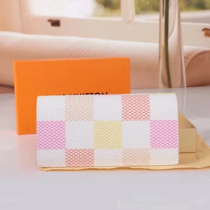 P140💰Model: 63212 Checkered Sky Blue New 2024 Spring and Summer The latest model of this pocket wallet combines the elegance of Damier Graphite canvas with the delicate texture of Epi leather, with stripes emblazoned with the Louis Vuitton logo. The elegant design can accommodate credit cards, banknotes and receipts, making it suitable for daily carrying or gift giving. Epi leather and Damier Graphite coated sail. Textile cowhide trimmed cowhide lining, card compartment, inner pocket, outer patch pocket. This product is produced in one of France, Spain, Italy and the United States; long clip size 11×19×2cm 62665 63212.