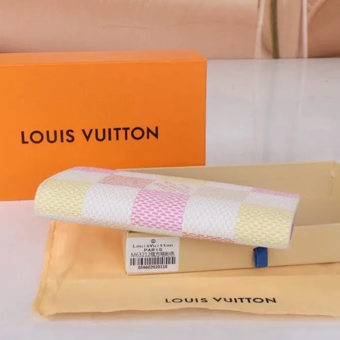 P140💰Model: 63212 Checkered Sky Blue New 2024 Spring and Summer The latest model of this pocket wallet combines the elegance of Damier Graphite canvas with the delicate texture of Epi leather, with stripes emblazoned with the Louis Vuitton logo. The elegant design can accommodate credit cards, banknotes and receipts, making it suitable for daily carrying or gift giving. Epi leather and Damier Graphite coated sail. Textile cowhide trimmed cowhide lining, card compartment, inner pocket, outer patch pocket. This product is produced in one of France, Spain, Italy and the United States; long clip size 11×19×2cm 62665 63212.