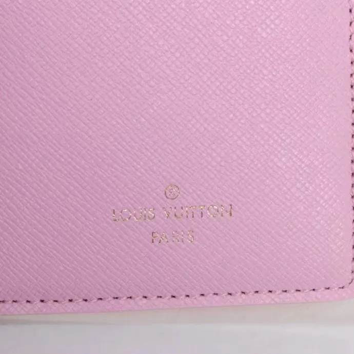 P140💰Model: 63212 Checkered Sky Blue New 2024 Spring and Summer The latest model of this pocket wallet combines the elegance of Damier Graphite canvas with the delicate texture of Epi leather, with stripes emblazoned with the Louis Vuitton logo. The elegant design can accommodate credit cards, banknotes and receipts, making it suitable for daily carrying or gift giving. Epi leather and Damier Graphite coated sail. Textile cowhide trimmed cowhide lining, card compartment, inner pocket, outer patch pocket. This product is produced in one of France, Spain, Italy and the United States; long clip size 11×19×2cm 62665 63212.