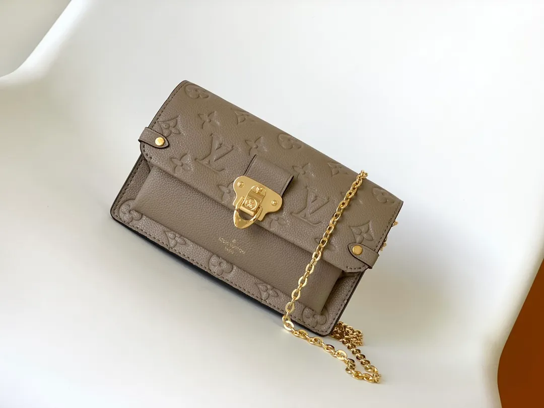 p680 M67839 black M69423 apricot top original order This Vavin wallet is made of Monogram Empreinte leather, and the lock comes from the Louis Vuitton hard box. The delicate embossed print complements the chain bag shape. Front pocket printed with Louis Vuitton in English, can store a mobile phone, inner pocket and compartment for easy access 19.0 x 12.5 x 4.0 cm (L x H x W) • Embossed cow leather • Cow leather lining • Large accordion compartment • Large zippered coin patch pocket • Internal patch pocket • Front patch pocket • Chain: removable • Chain half length: 53.0 cm