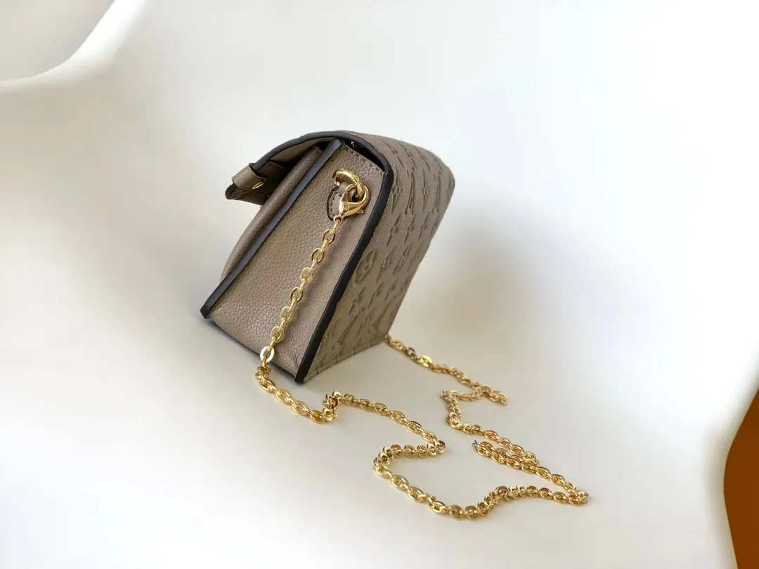 p680 M67839 black M69423 apricot top original order This Vavin wallet is made of Monogram Empreinte leather, and the lock comes from the Louis Vuitton hard box. The delicate embossed print complements the chain bag shape. Front pocket printed with Louis Vuitton in English, can store a mobile phone, inner pocket and compartment for easy access 19.0 x 12.5 x 4.0 cm (L x H x W) • Embossed cow leather • Cow leather lining • Large accordion compartment • Large zippered coin patch pocket • Internal patch pocket • Front patch pocket • Chain: removable • Chain half length: 53.0 cm